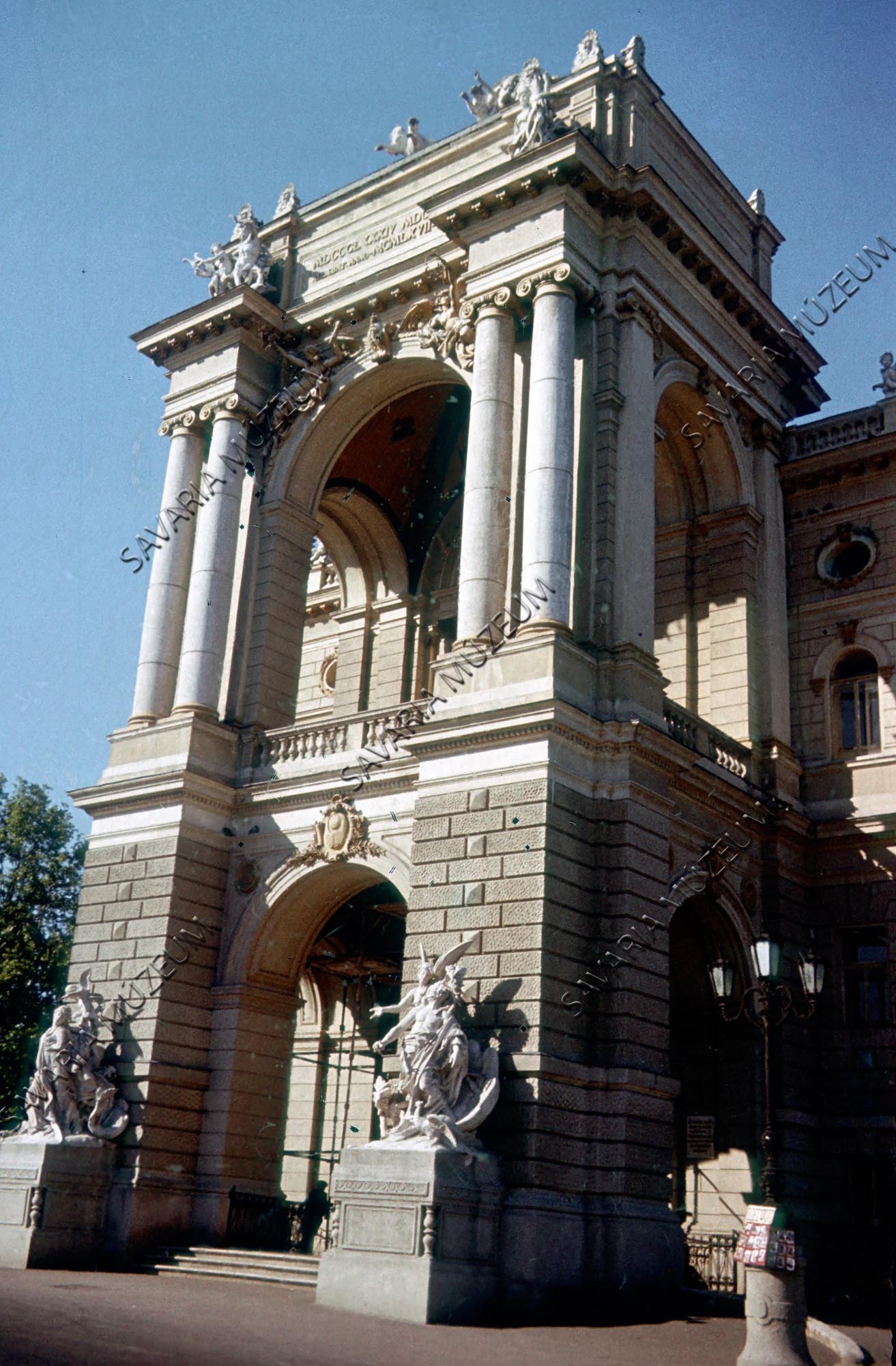 Opera főbejárata (Savaria Megyei Hatókörű Városi Múzeum, Szombathely CC BY-NC-SA)