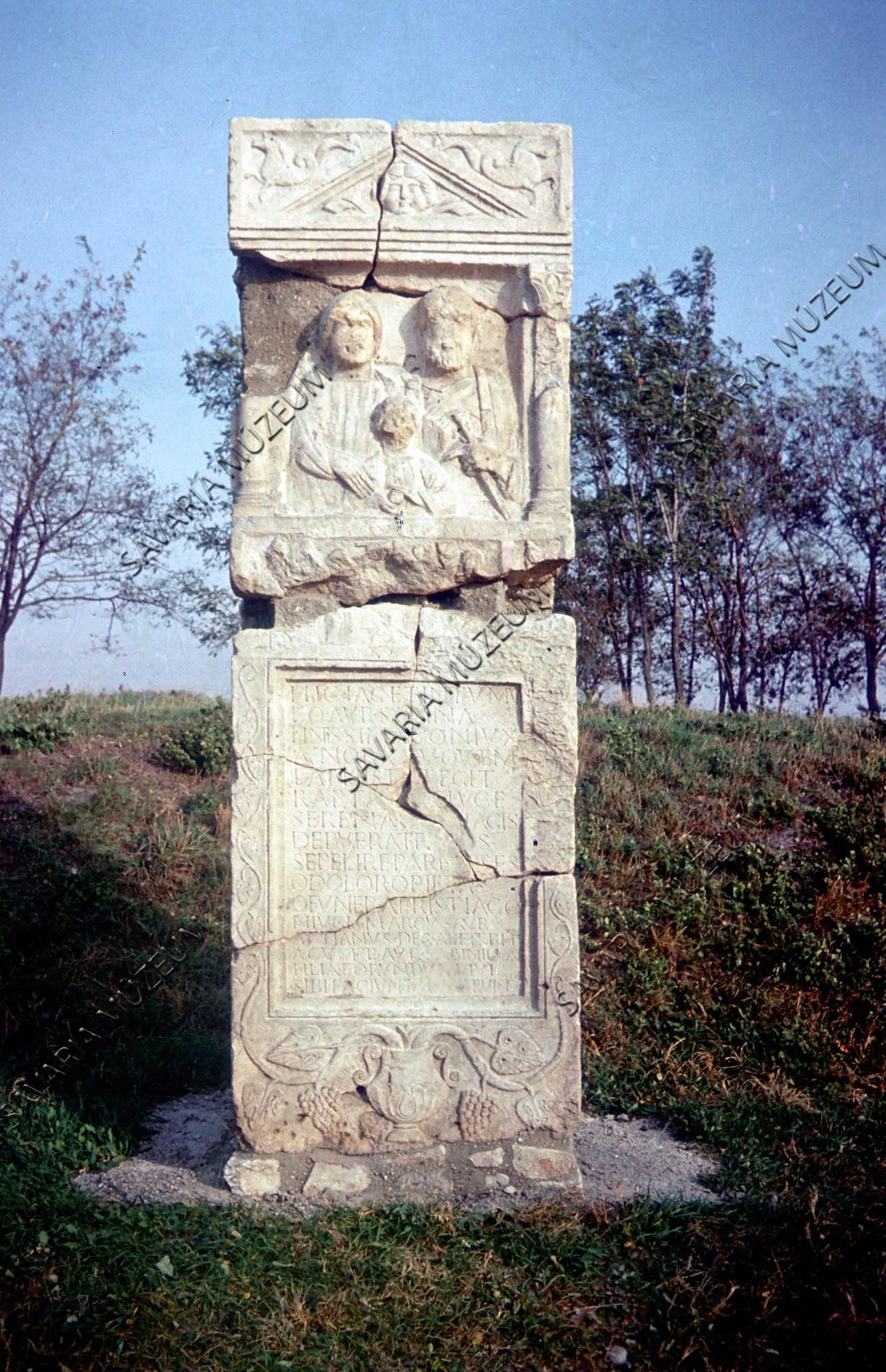Ásatás környezete; római síremlék (Savaria Megyei Hatókörű Városi Múzeum, Szombathely CC BY-NC-SA)