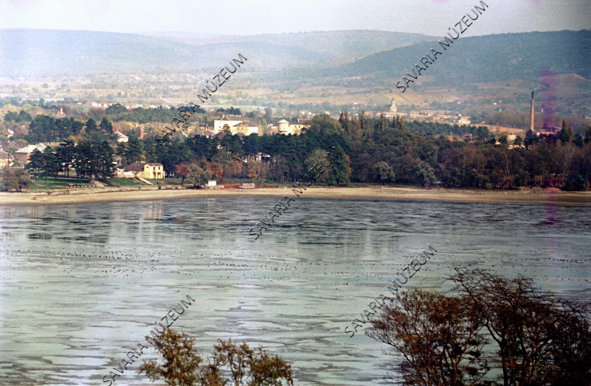 Kilátás a tóra (Savaria Megyei Hatókörű Városi Múzeum, Szombathely CC BY-NC-SA)