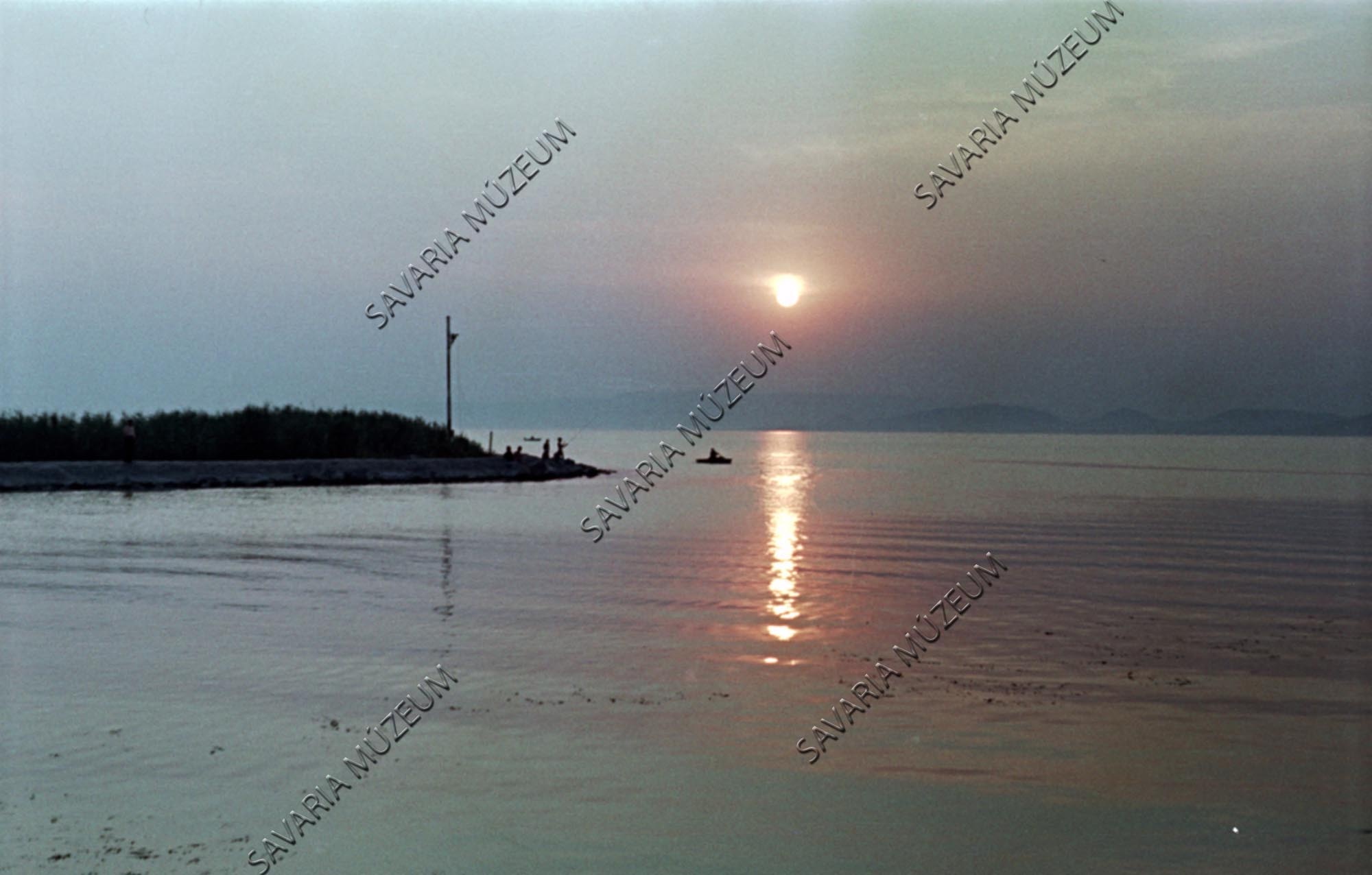 Balatoni napnyugta (Savaria Megyei Hatókörű Városi Múzeum, Szombathely CC BY-NC-SA)