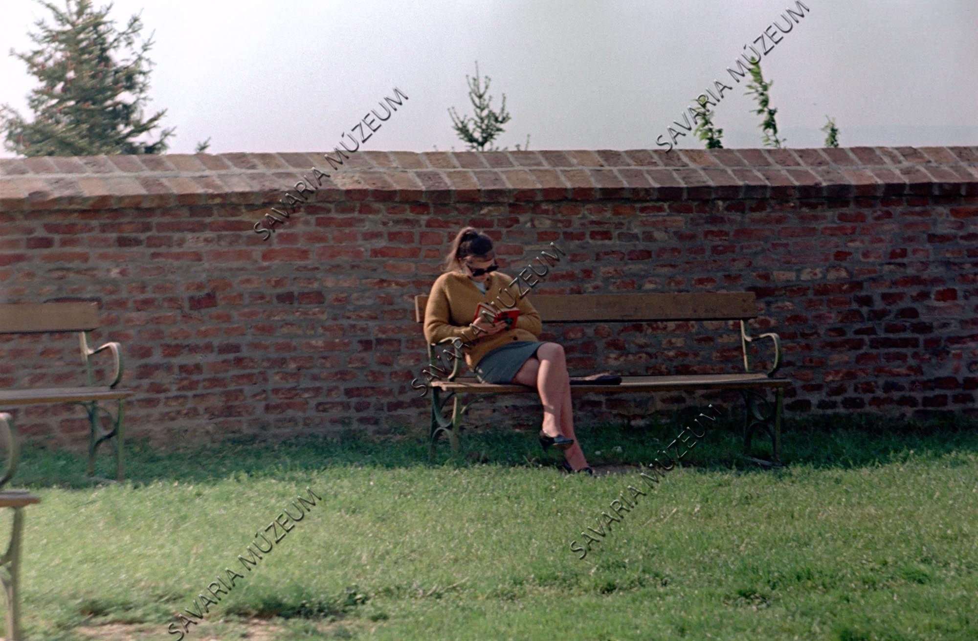 Olvasó nő (Savaria Megyei Hatókörű Városi Múzeum, Szombathely CC BY-NC-SA)