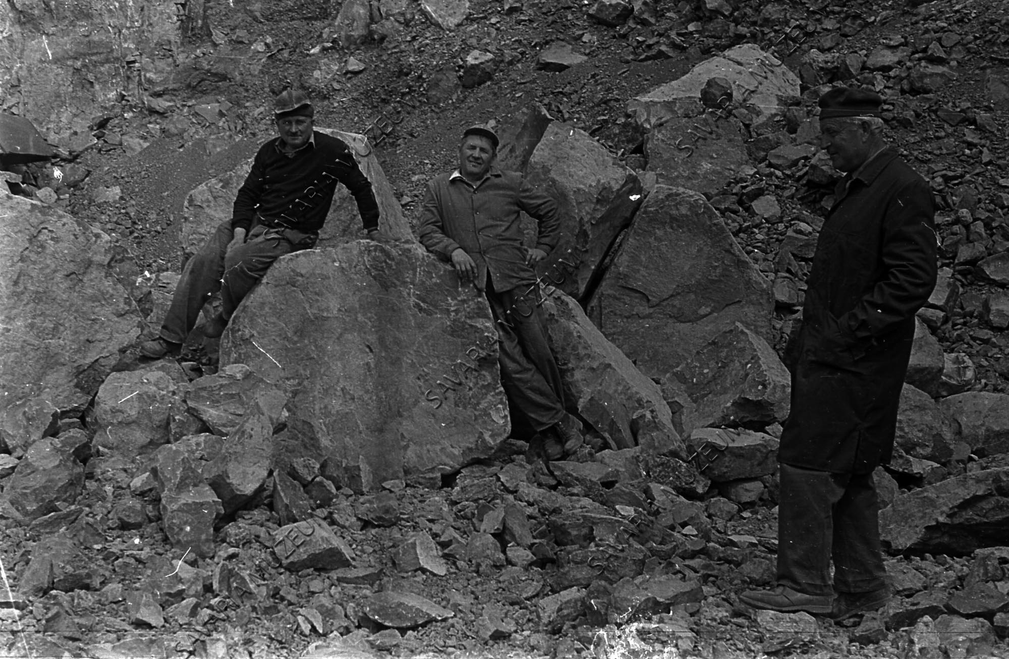 Ambrózy szobor talapzat a kirobbantás után a kövek között. (Savaria Megyei Hatókörű Városi Múzeum, Szombathely CC BY-NC-SA)