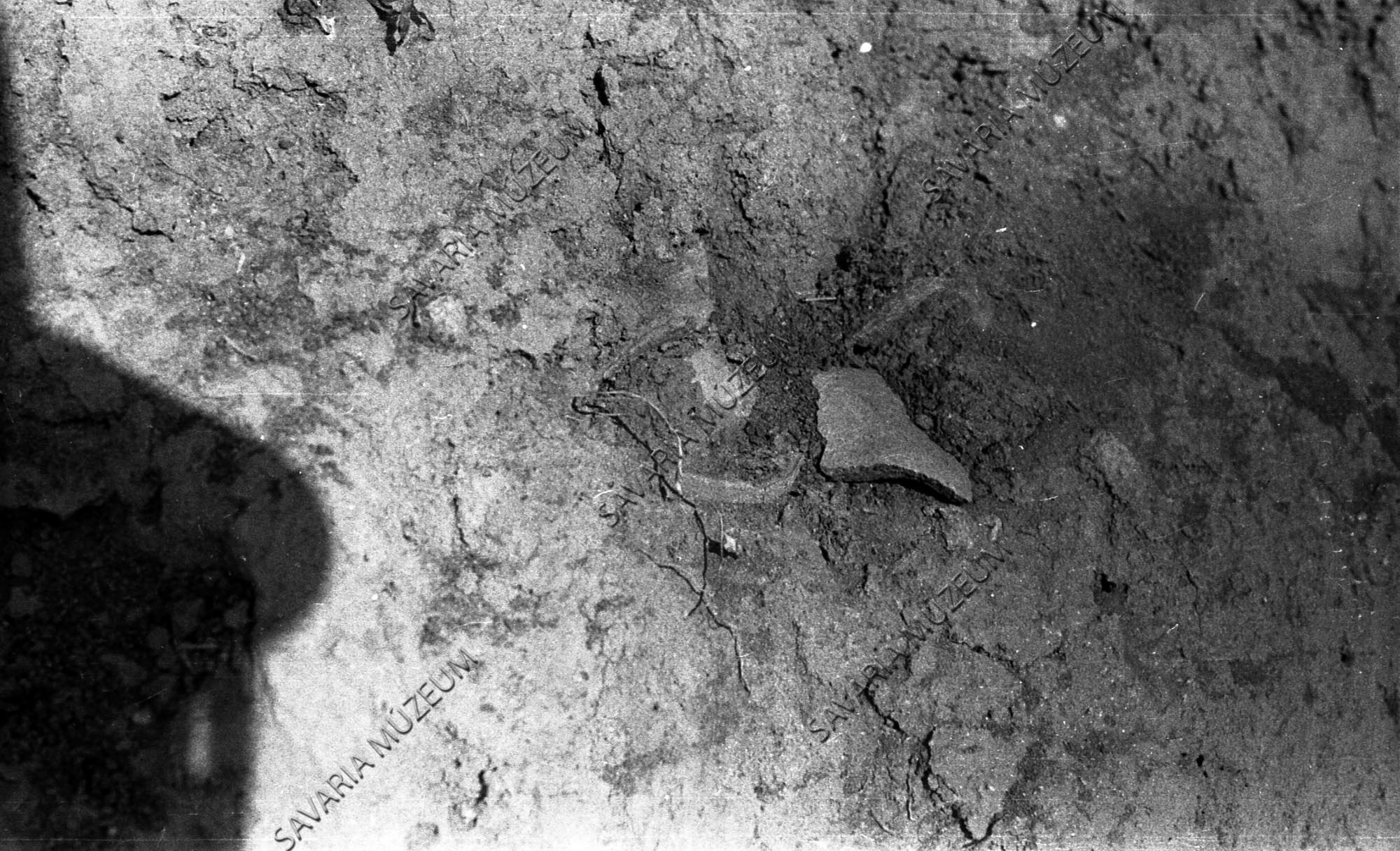 Őskori lelet a keresztnél lévő homokbánya K-i végében (Savaria Megyei Hatókörű Városi Múzeum, Szombathely CC BY-NC-SA)