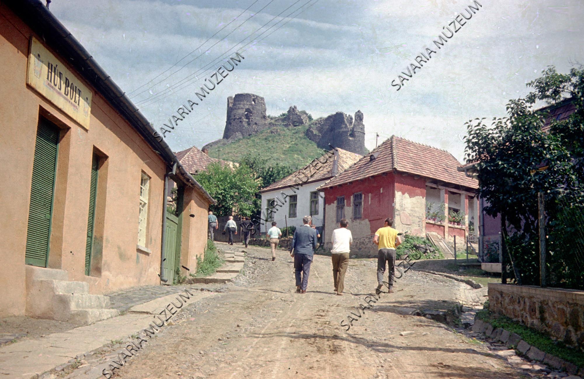 A vár és a falu szélső házai (Savaria Megyei Hatókörű Városi Múzeum, Szombathely CC BY-NC-SA)
