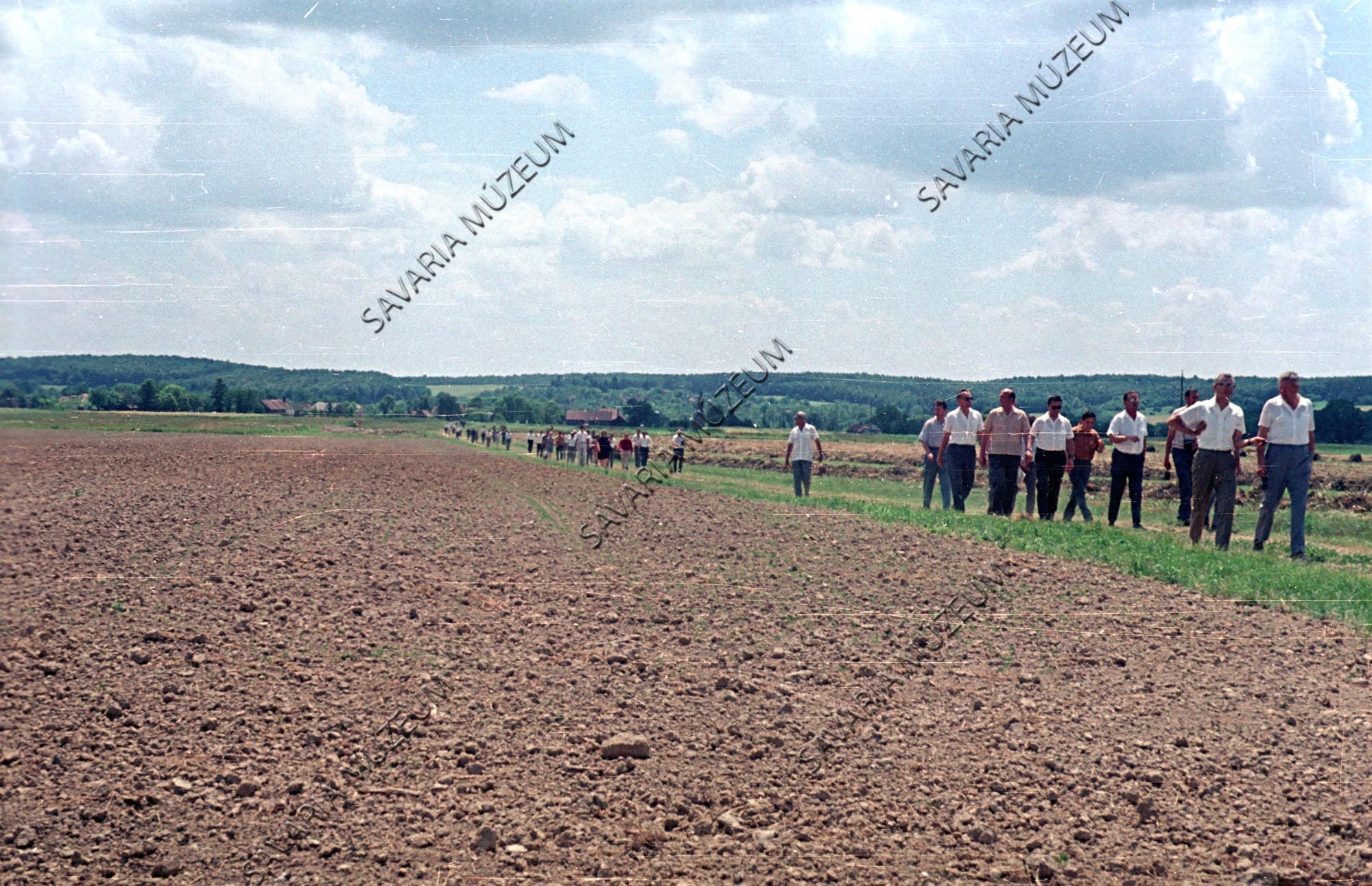 Kongresszus részvevői útban a folyamatban lévő talajjavítási munkák helye felé. (Savaria Megyei Hatókörű Városi Múzeum, Szombathely CC BY-NC-SA)