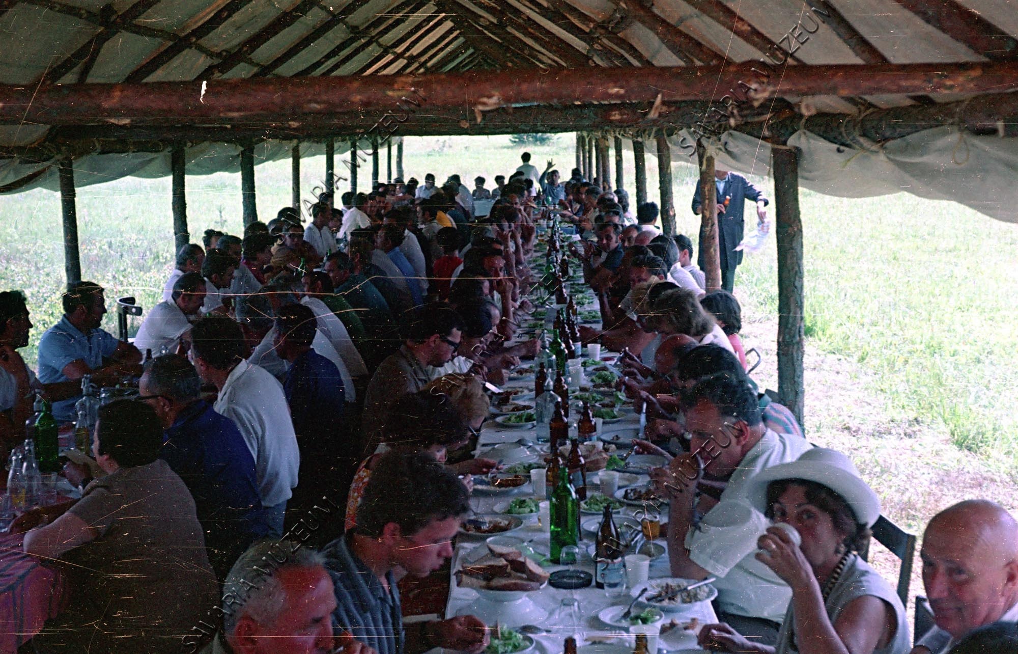 Ebéd a campingben a kongresszus részvevői részére (Savaria Megyei Hatókörű Városi Múzeum, Szombathely CC BY-NC-SA)