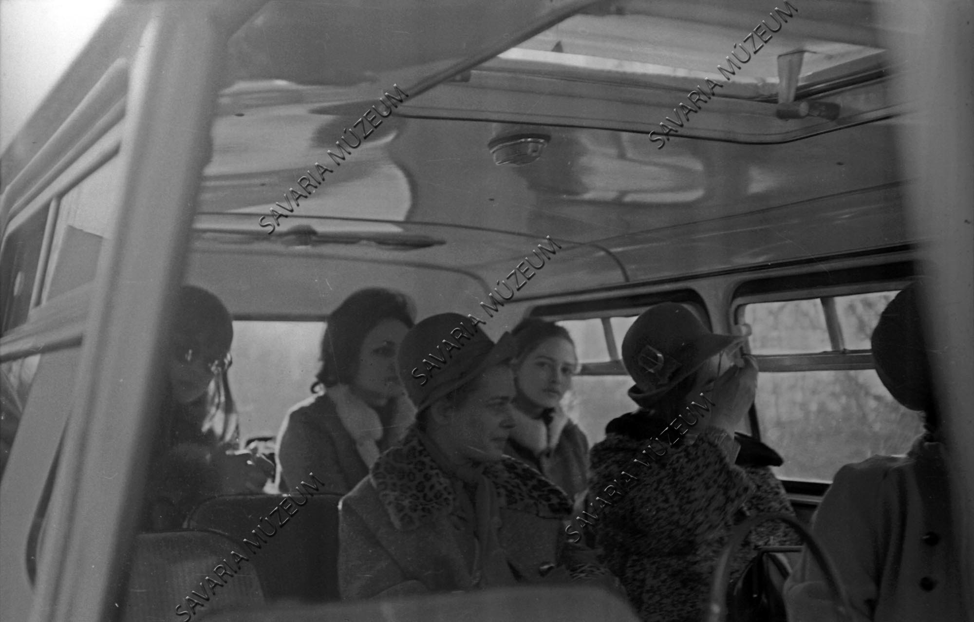Mikrobusz belső, utasokkal (Savaria Megyei Hatókörű Városi Múzeum, Szombathely CC BY-NC-SA)