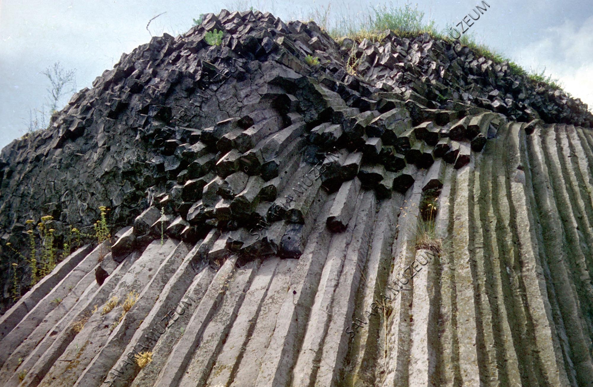 Oszlopos bazalt (Savaria Megyei Hatókörű Városi Múzeum, Szombathely CC BY-NC-SA)