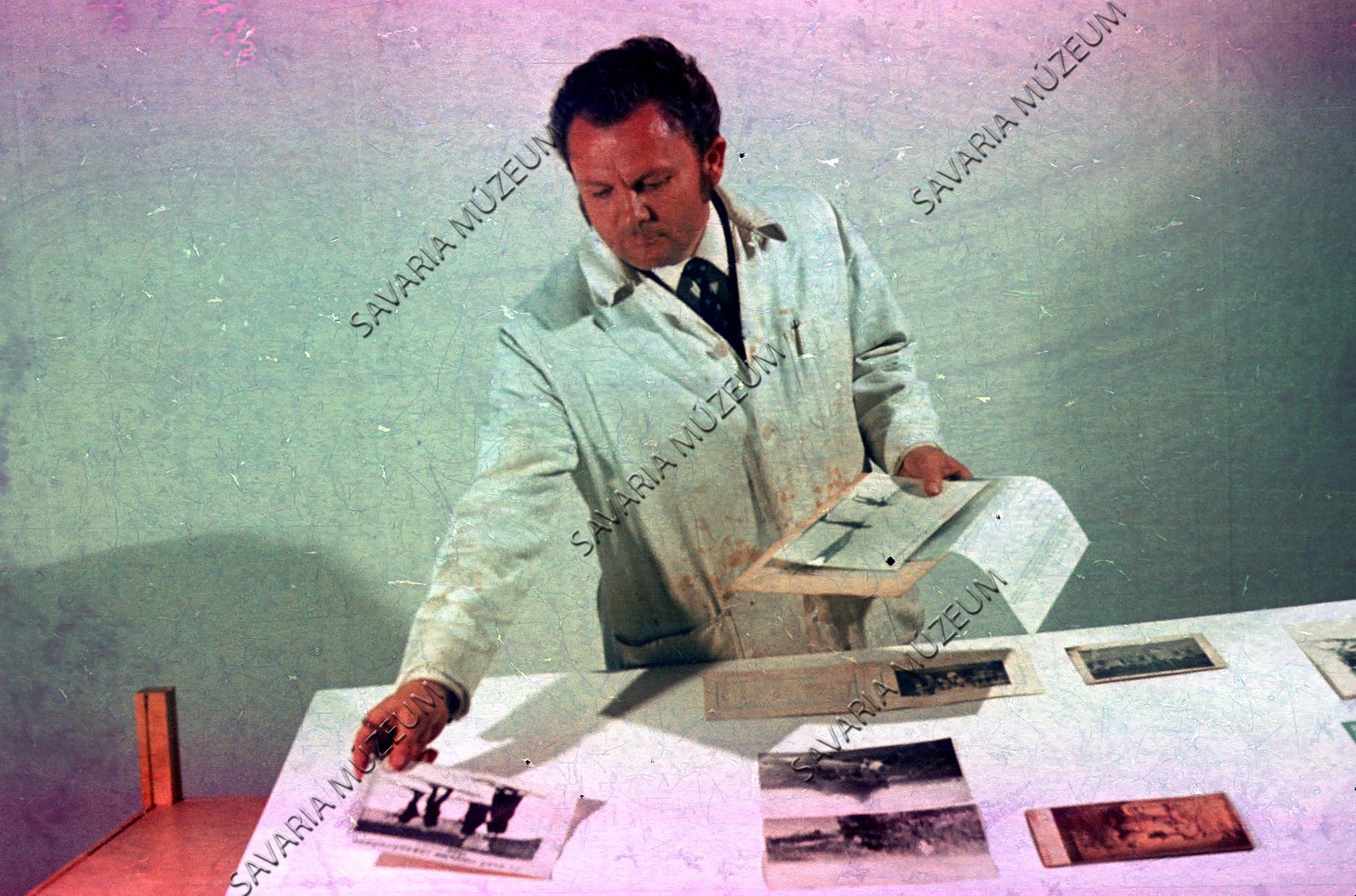 Horváth Ernő a Chernel- emlékkiállítás rendezése közben (Savaria Megyei Hatókörű Városi Múzeum, Szombathely CC BY-NC-SA)