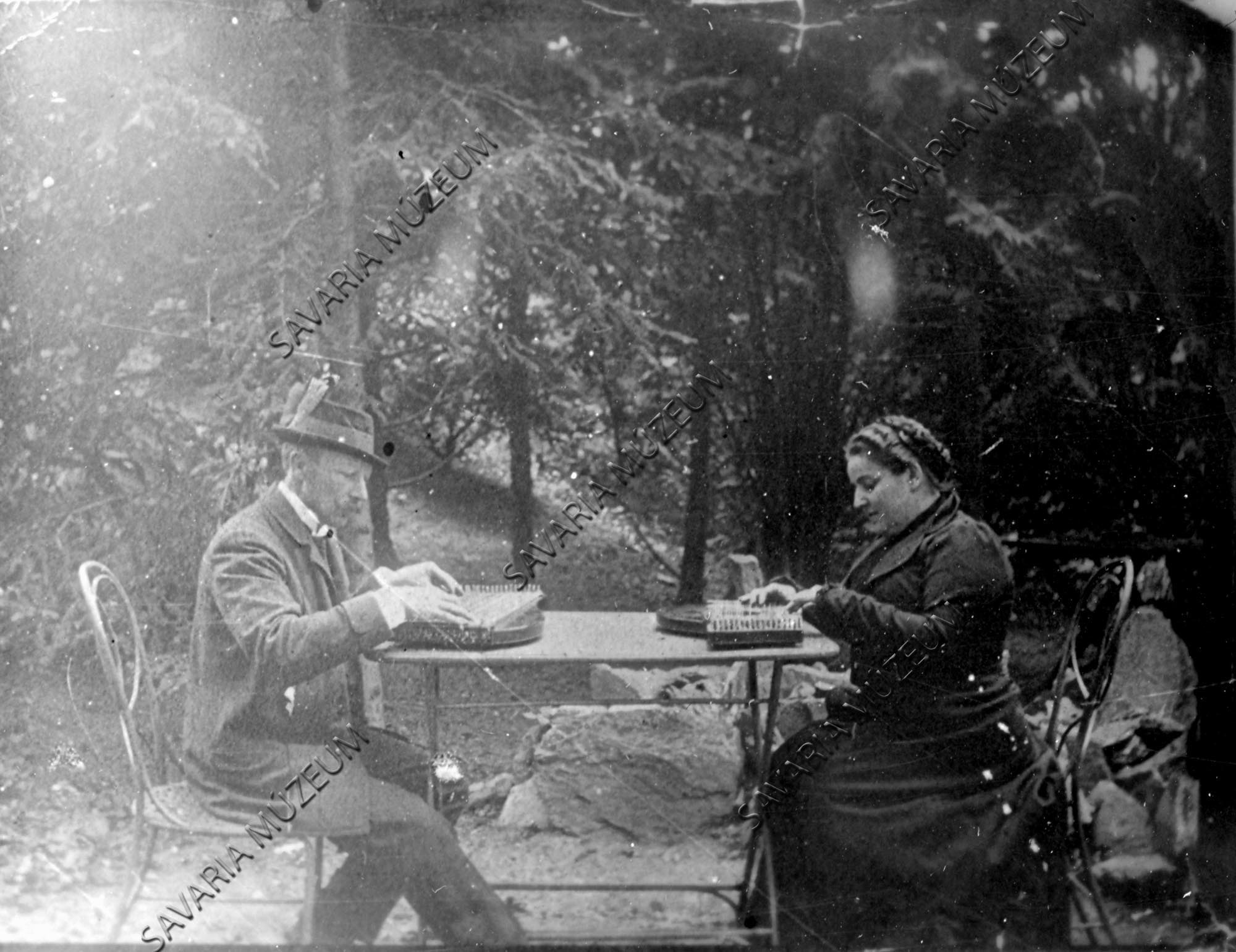 Chernel István és felesége kertjében, a ház mögött (várárok) (Savaria Megyei Hatókörű Városi Múzeum, Szombathely CC BY-NC-SA)