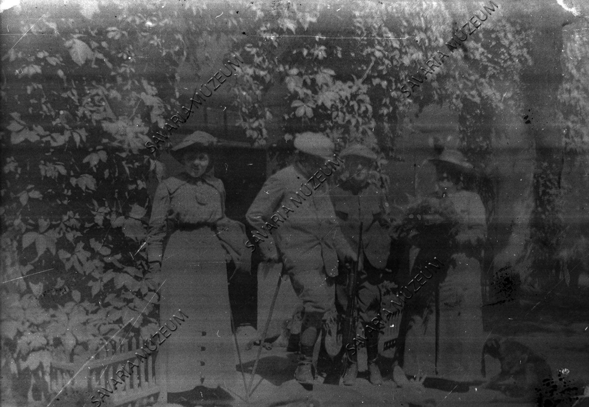 Chernel István családja körében (Savaria Megyei Hatókörű Városi Múzeum, Szombathely CC BY-NC-SA)