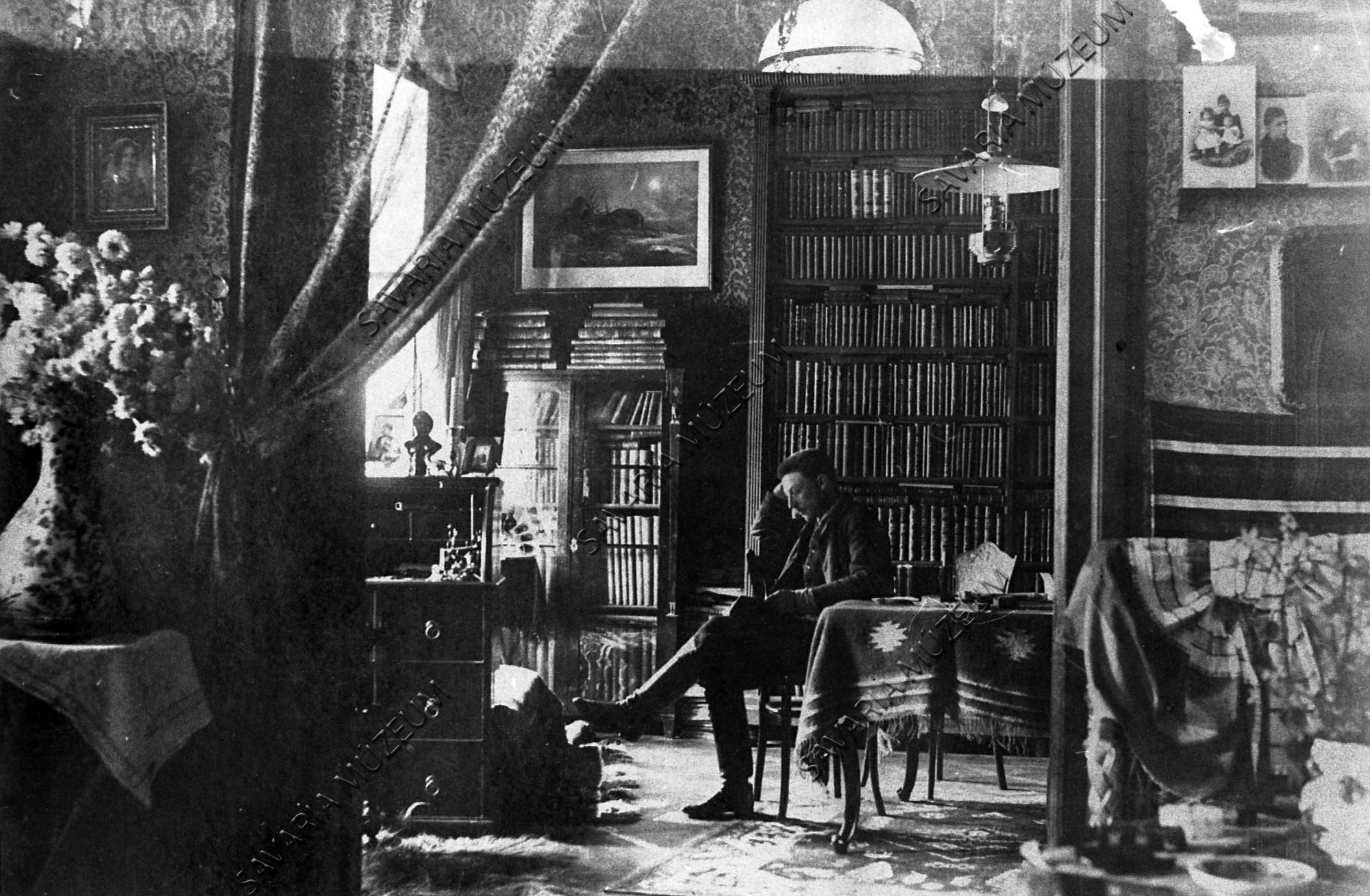 Chernel István könyvtárszobájában (Savaria Megyei Hatókörű Városi Múzeum, Szombathely CC BY-NC-SA)
