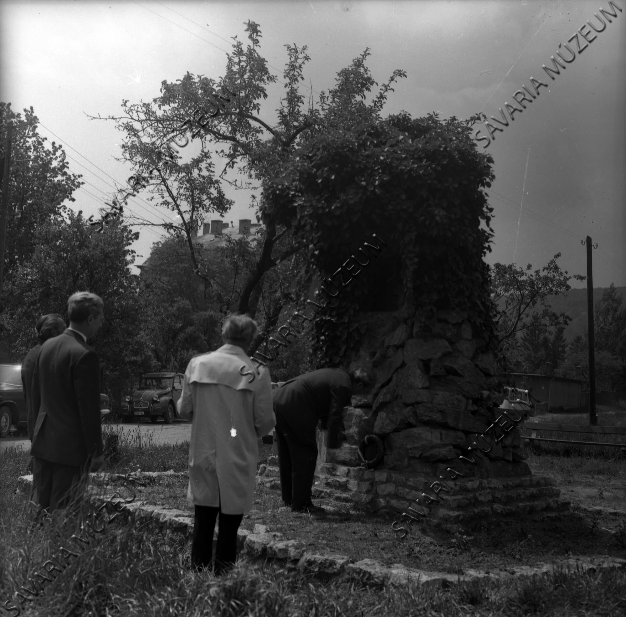 Chernel emlékoszlop koszorúzása (Savaria Megyei Hatókörű Városi Múzeum, Szombathely CC BY-NC-SA)