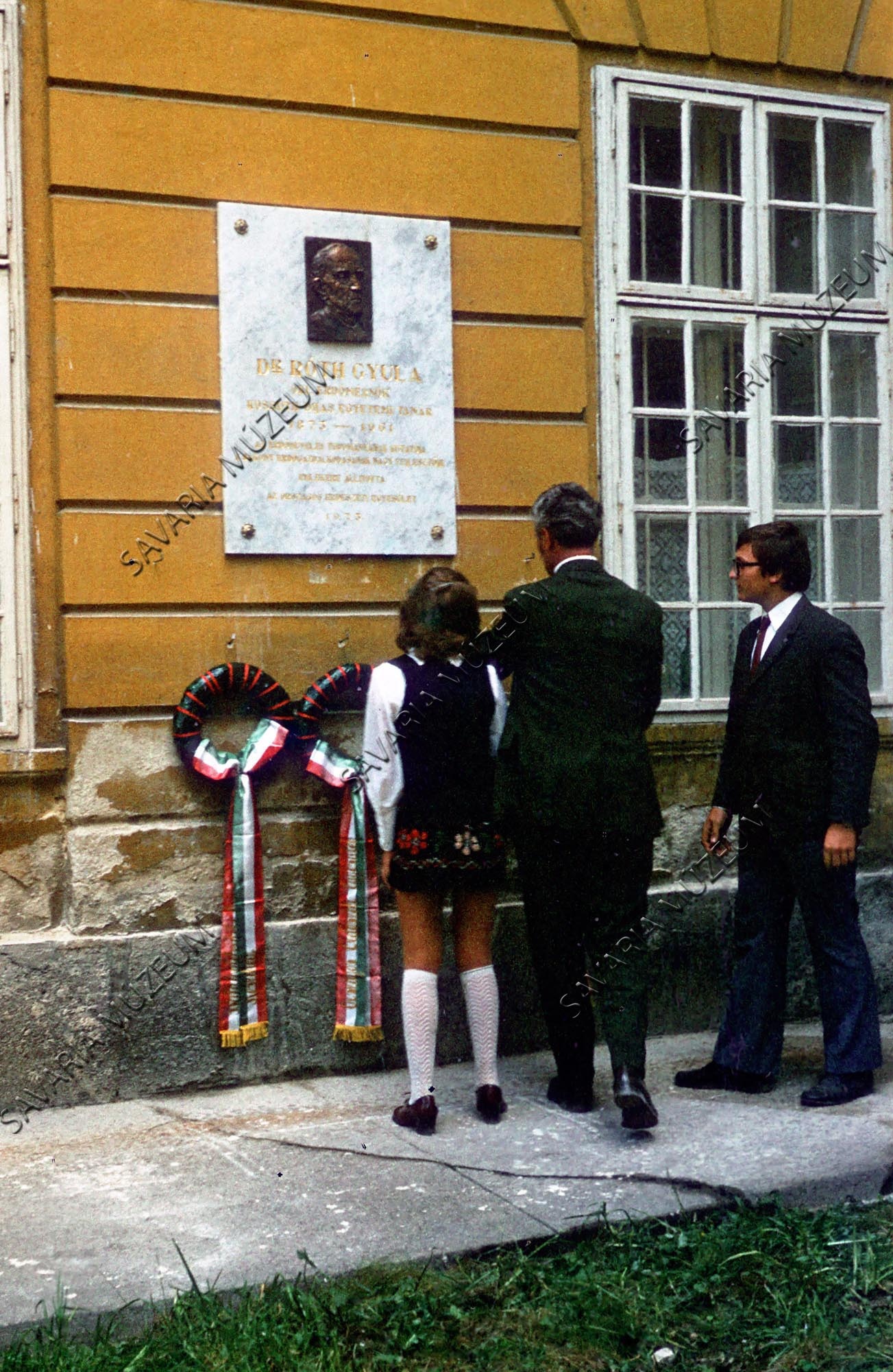 Róth Gyula emléktáblájának koszorúzása (Savaria Megyei Hatókörű Városi Múzeum, Szombathely CC BY-NC-SA)
