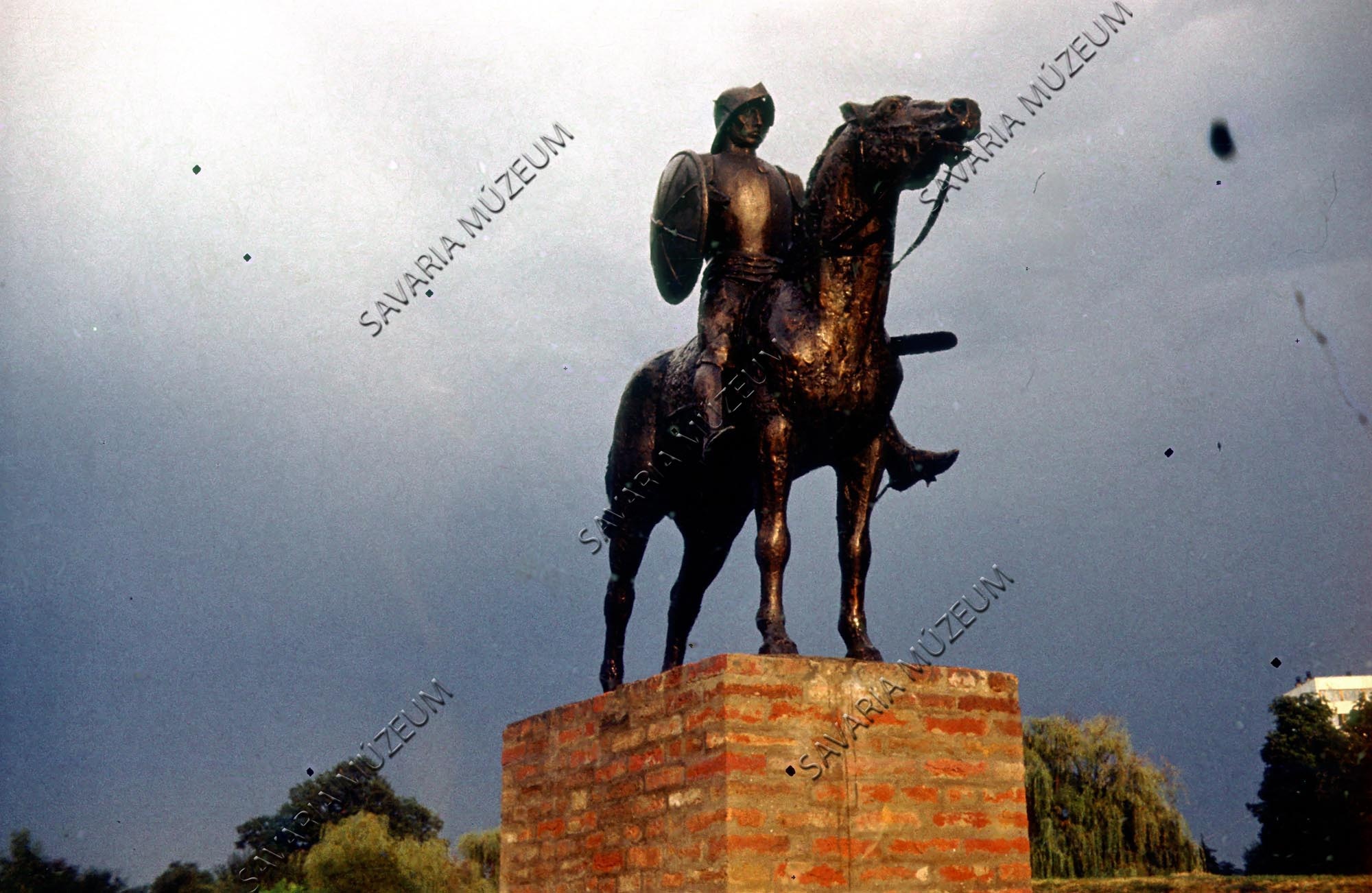 Lovas szobor a vár előtt (Savaria Megyei Hatókörű Városi Múzeum, Szombathely CC BY-NC-SA)