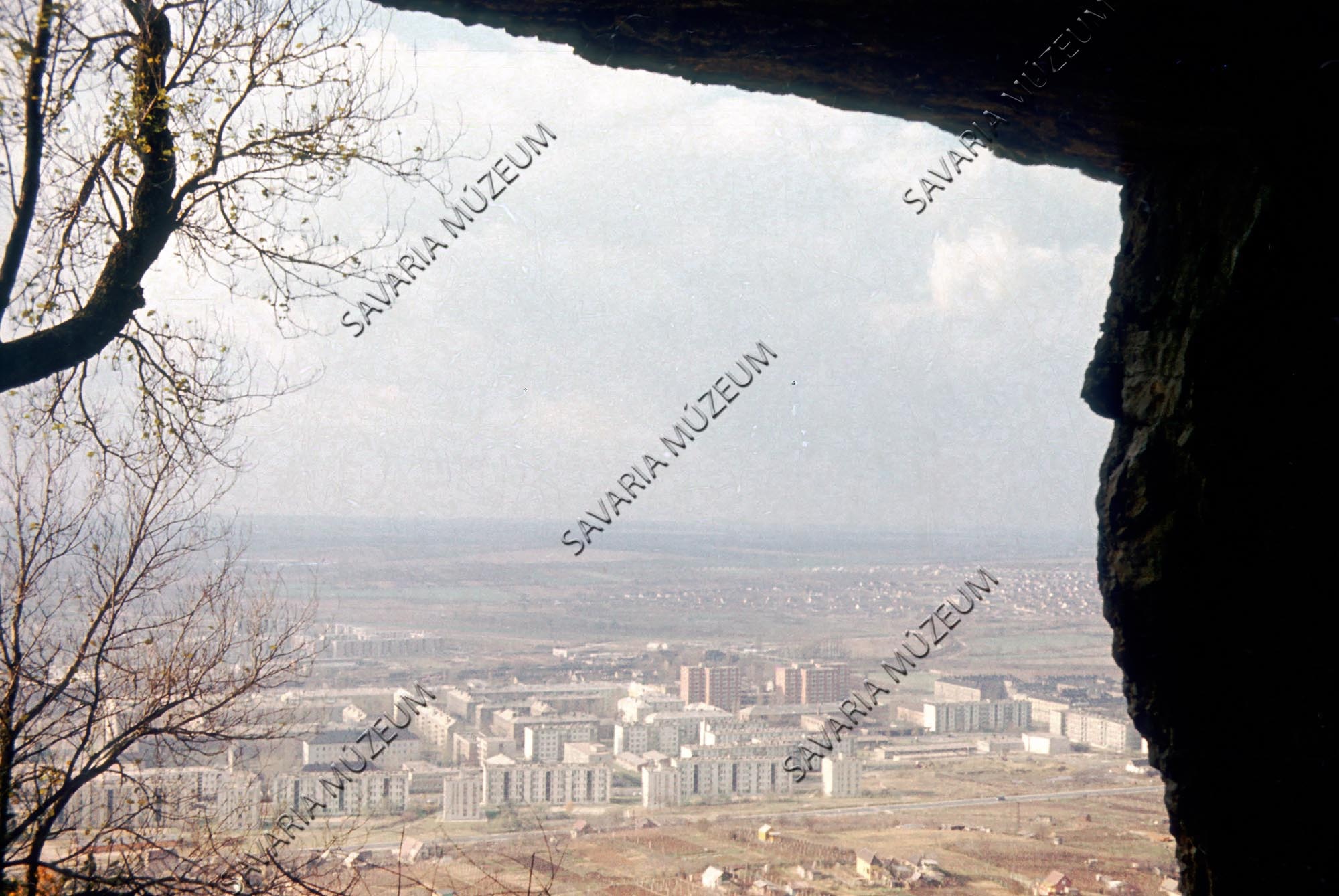 A város látképe a Szelim-barlang bejáratától (Savaria Megyei Hatókörű Városi Múzeum, Szombathely CC BY-NC-SA)