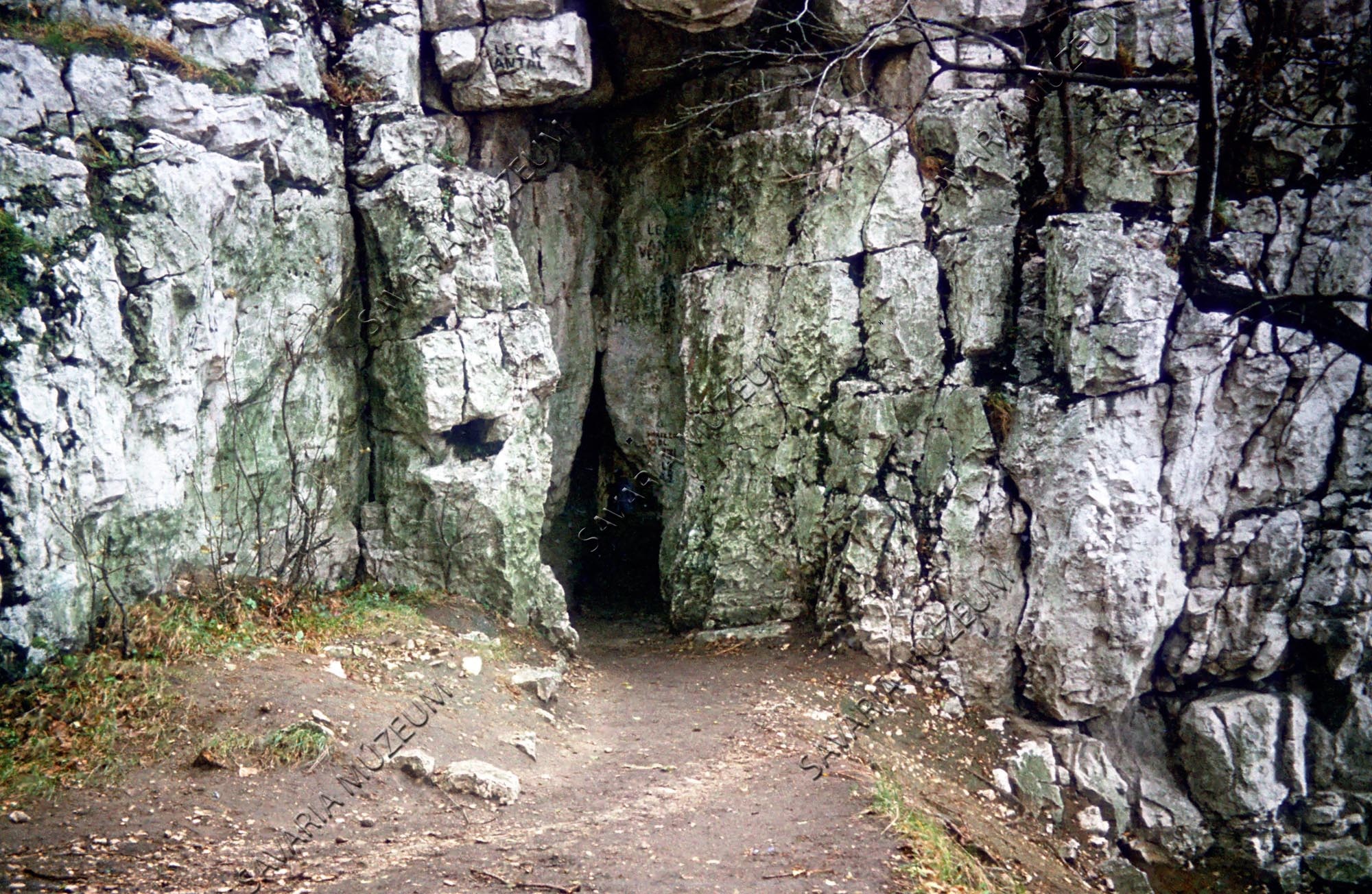Barlang bejárat (Savaria Megyei Hatókörű Városi Múzeum, Szombathely CC BY-NC-SA)