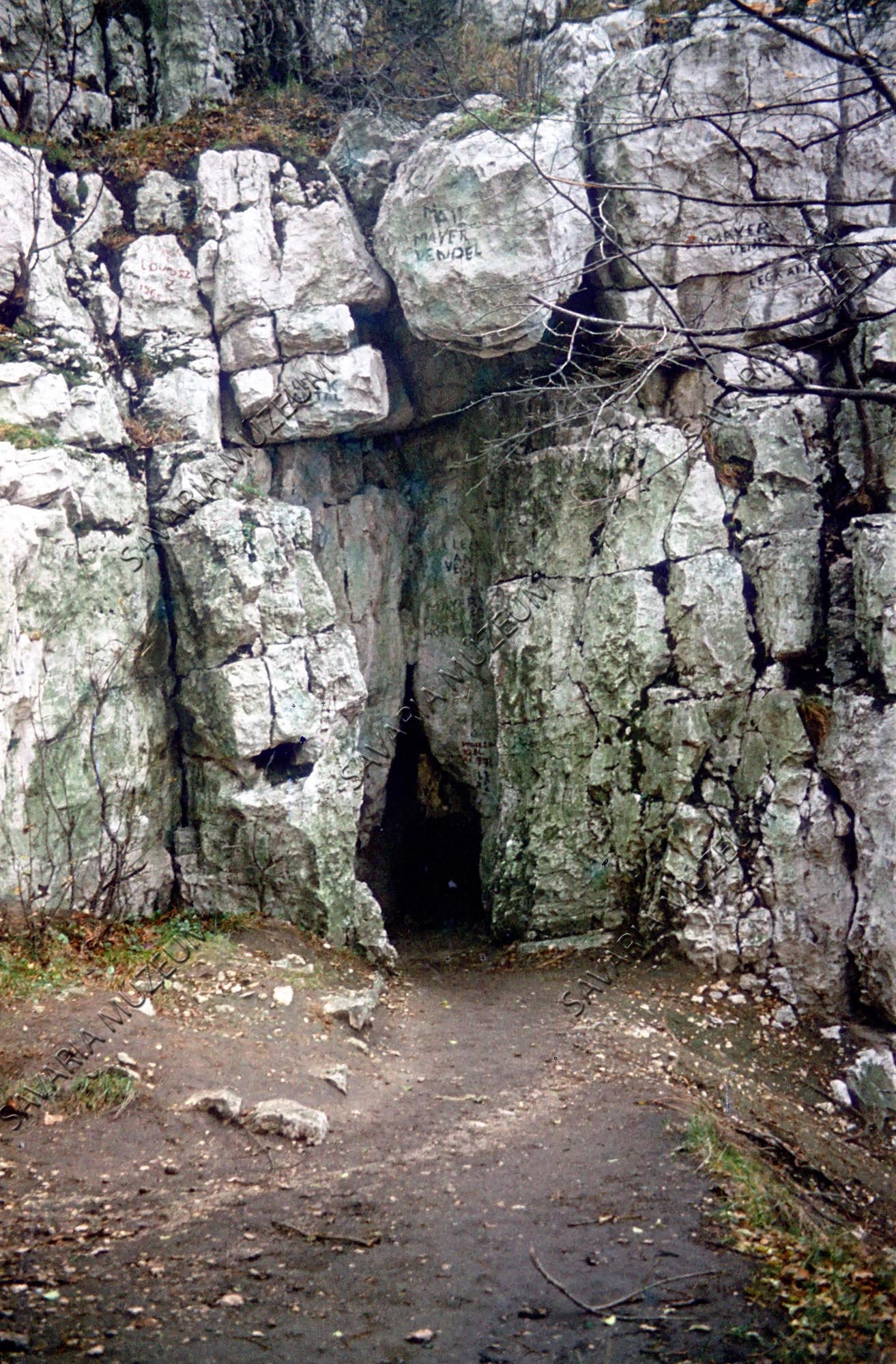 Barlang bejárat (Savaria Megyei Hatókörű Városi Múzeum, Szombathely CC BY-NC-SA)