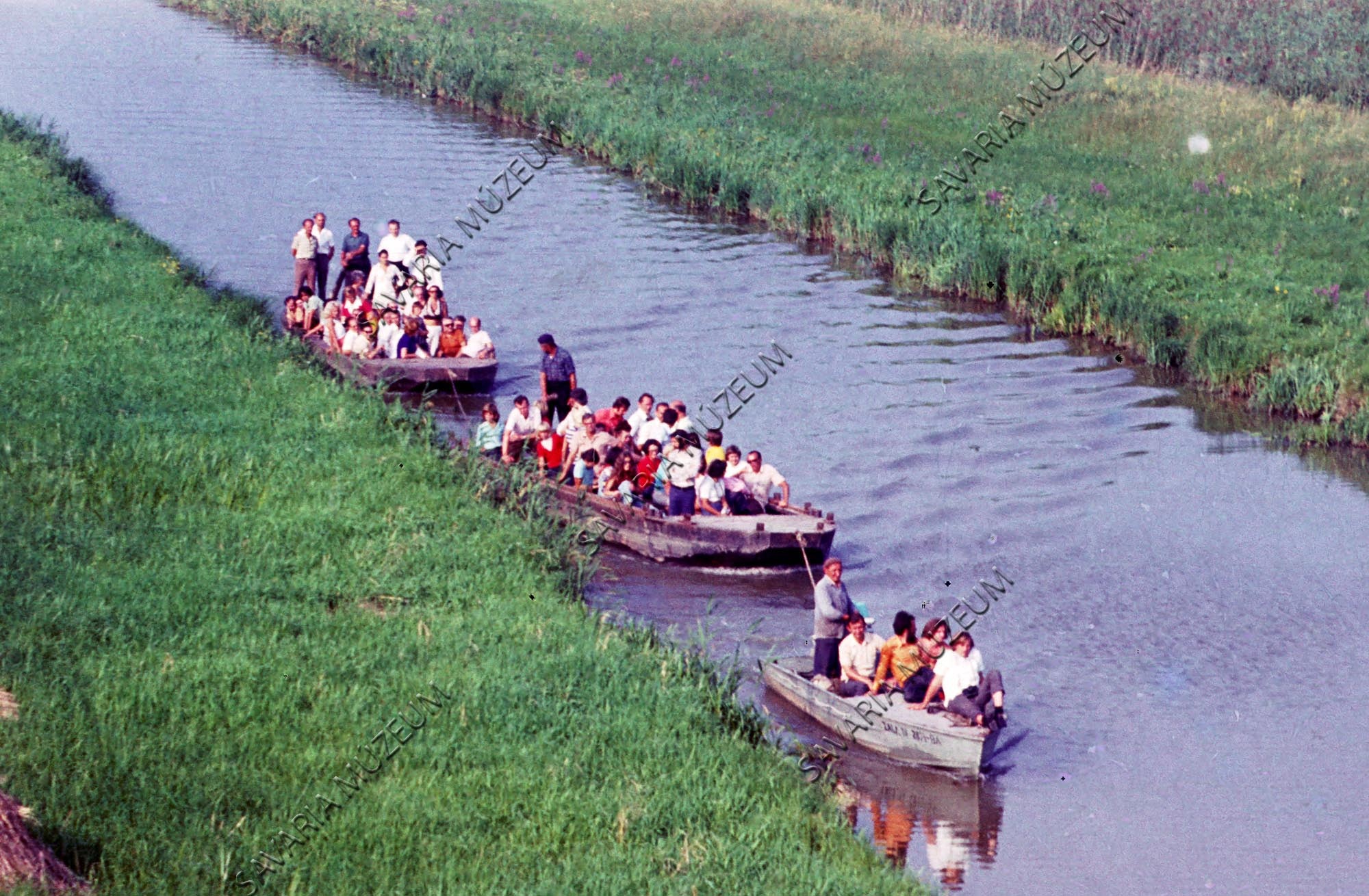 Kiránduló csoport érkezése (Savaria Megyei Hatókörű Városi Múzeum, Szombathely CC BY-NC-SA)