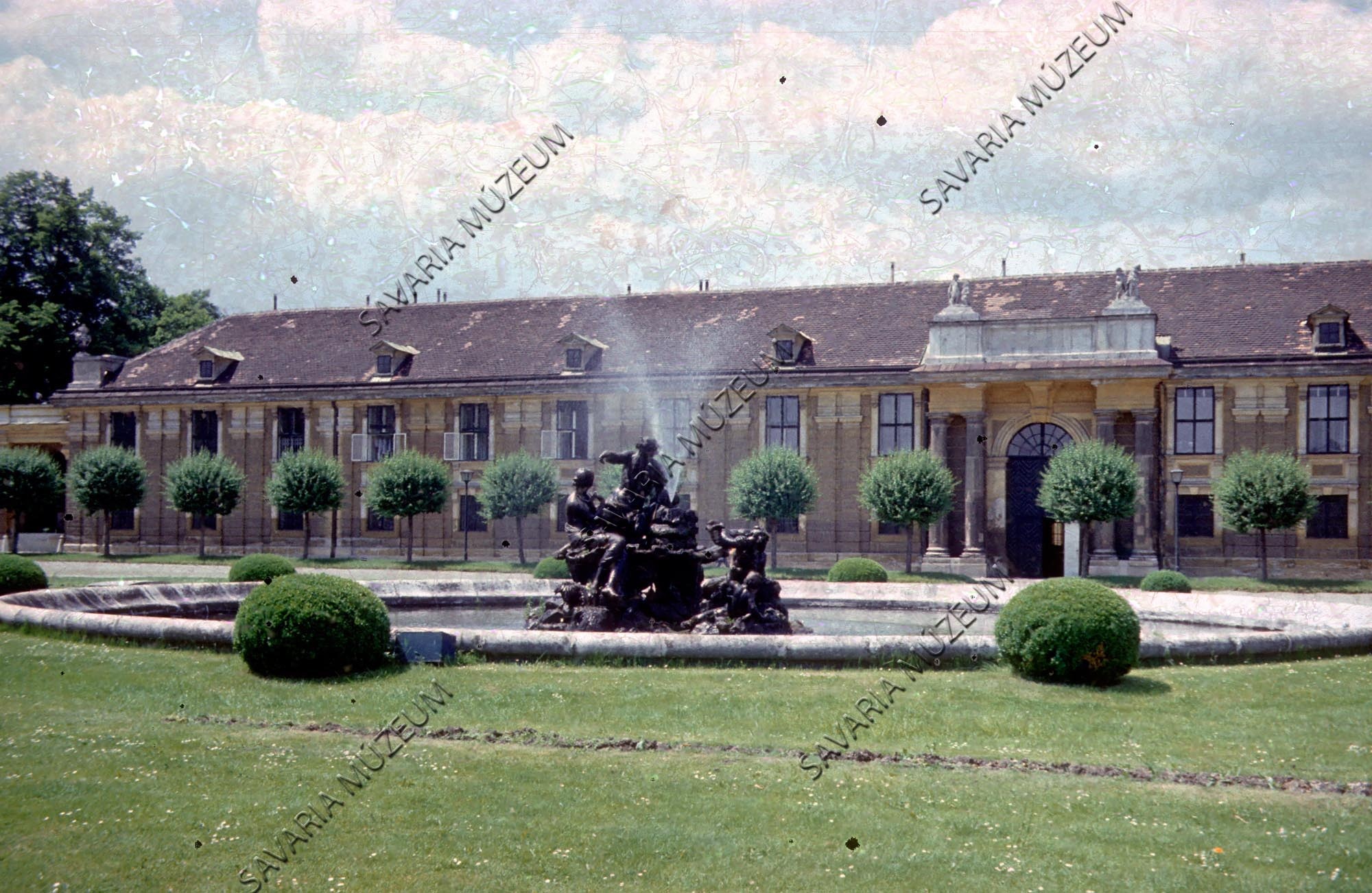 Schönbrunn-i külső udvar (Savaria Megyei Hatókörű Városi Múzeum, Szombathely CC BY-NC-SA)
