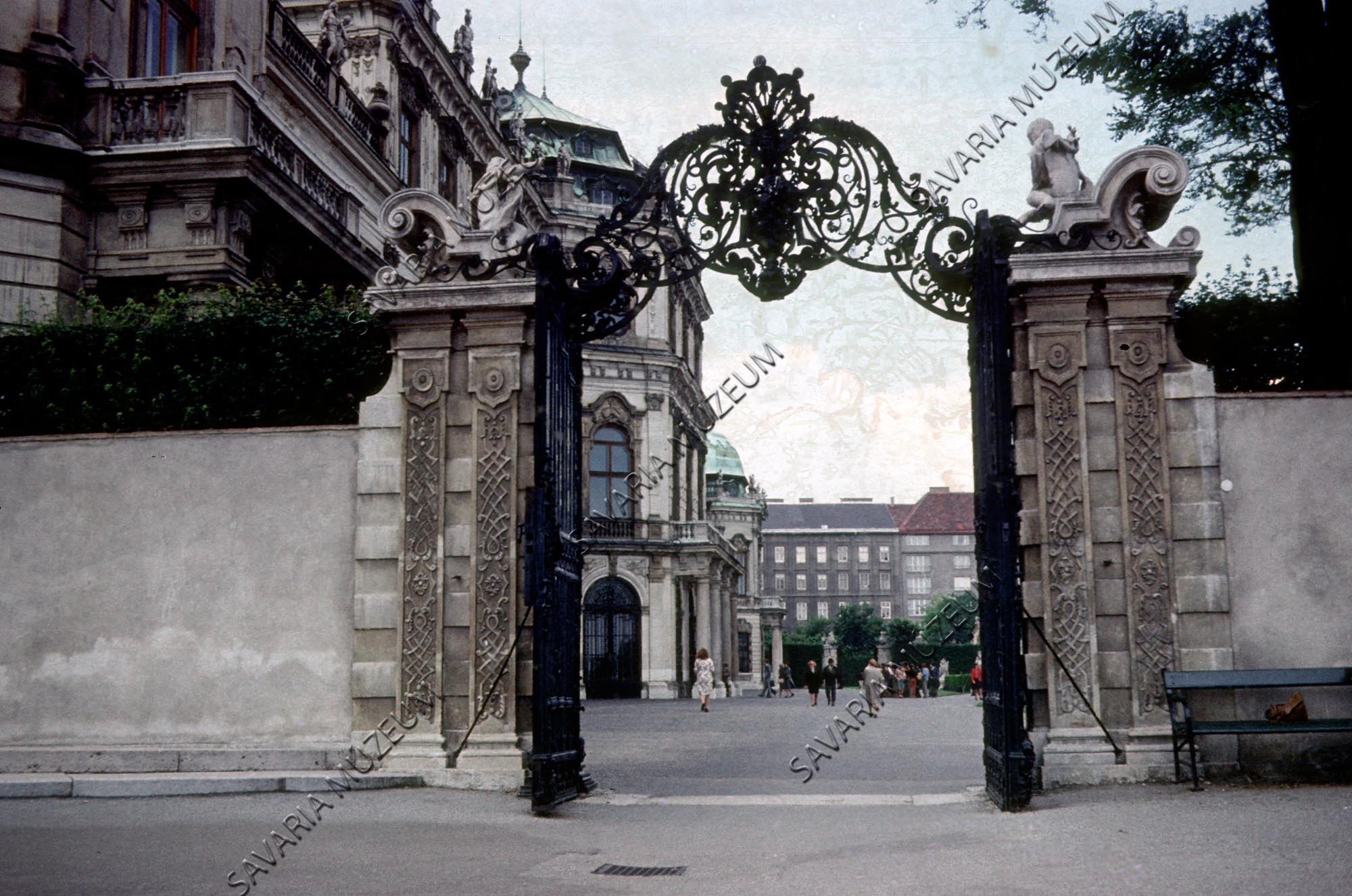 A Belvedere palota egyik kapuja (Savaria Megyei Hatókörű Városi Múzeum, Szombathely CC BY-NC-SA)