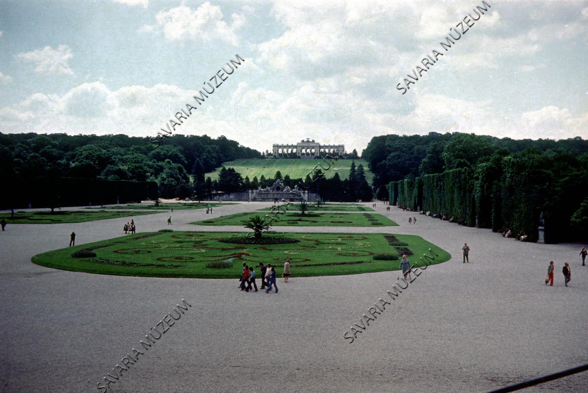 A Schönbrunn-i park a Gloriette-vel (Savaria Megyei Hatókörű Városi Múzeum, Szombathely CC BY-NC-SA)