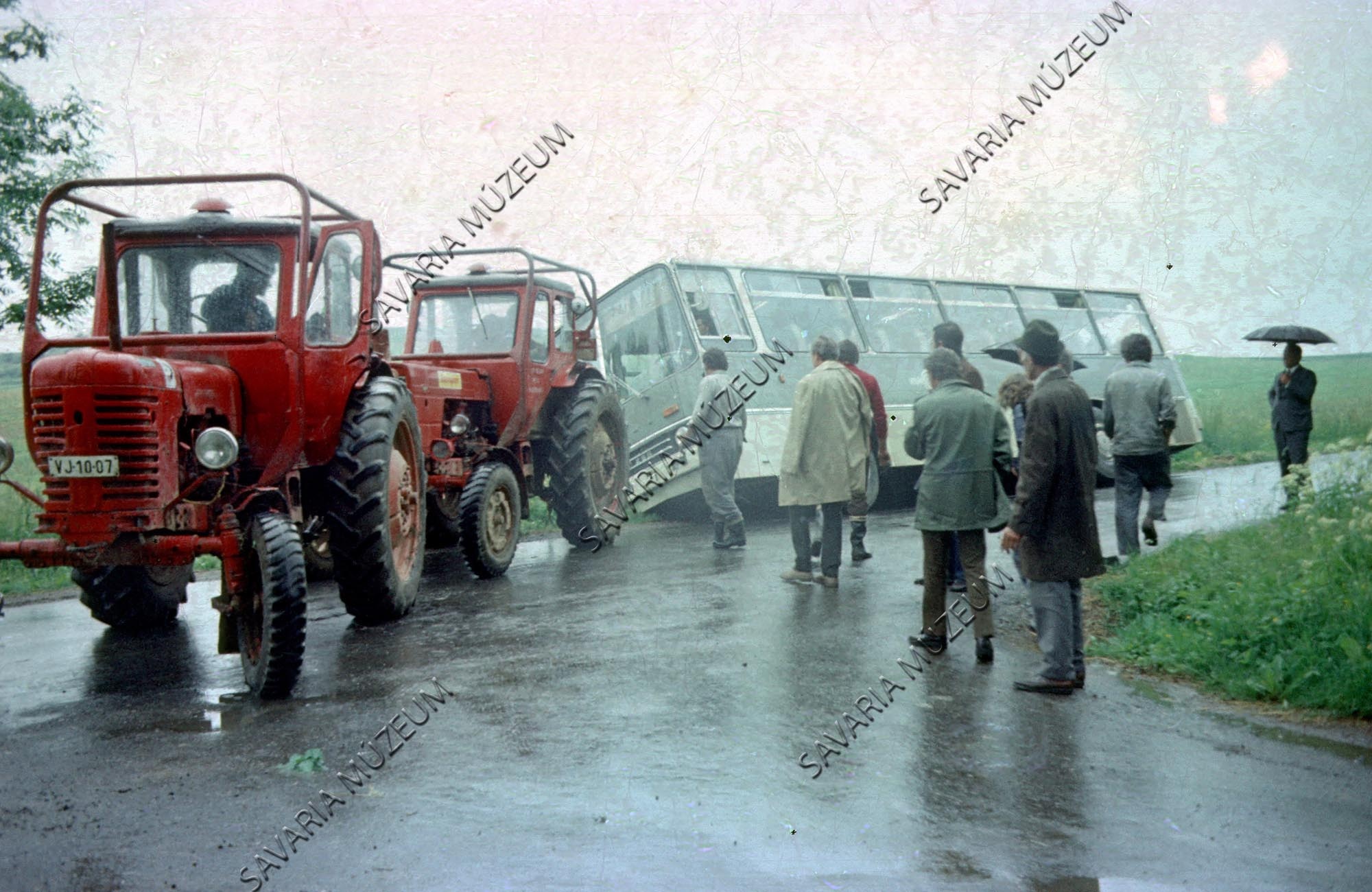 Autóbusz kihúzatása (Savaria Megyei Hatókörű Városi Múzeum, Szombathely CC BY-NC-SA)