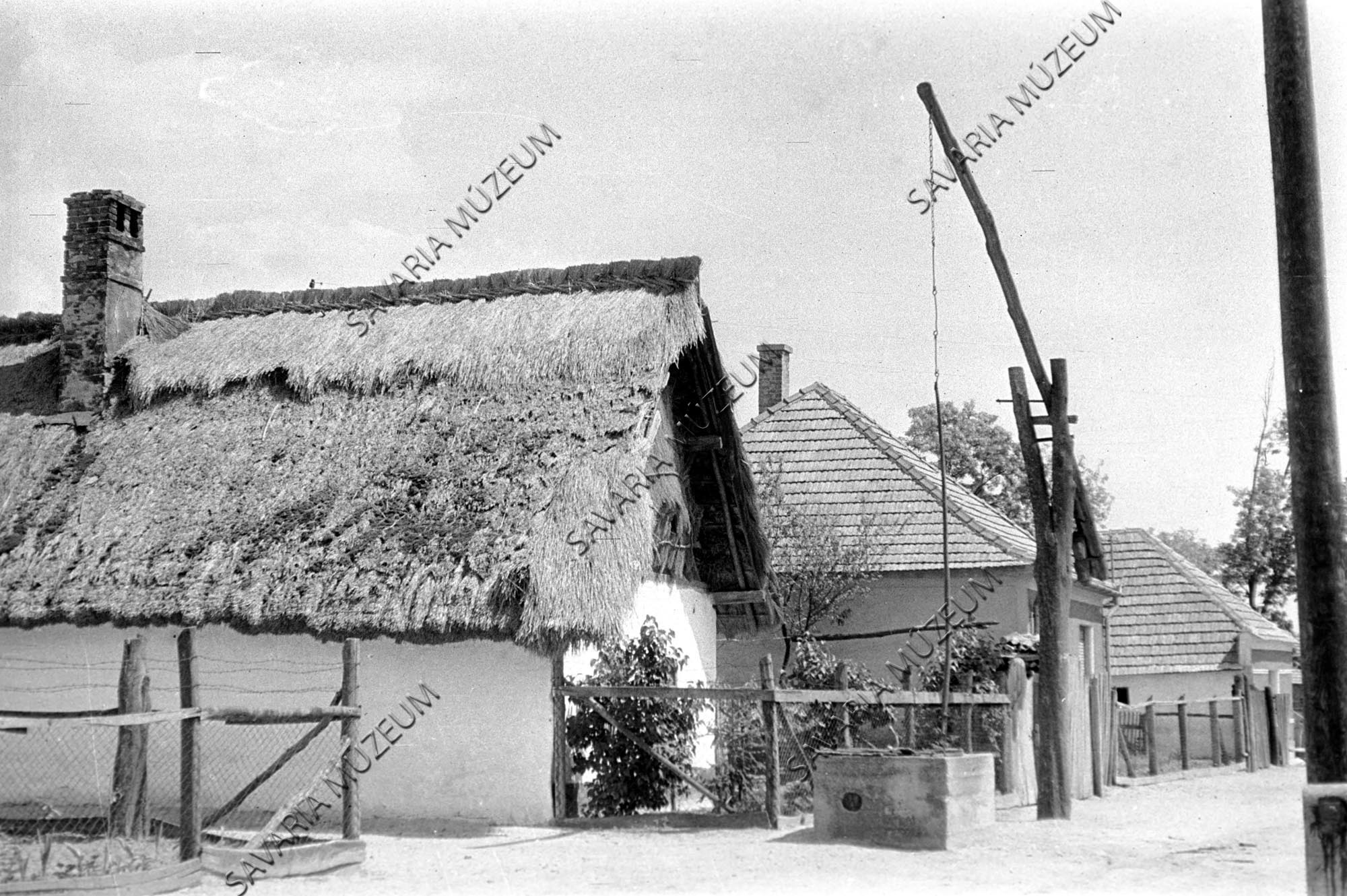 Házak és gémeskút (Savaria Megyei Hatókörű Városi Múzeum, Szombathely CC BY-NC-SA)