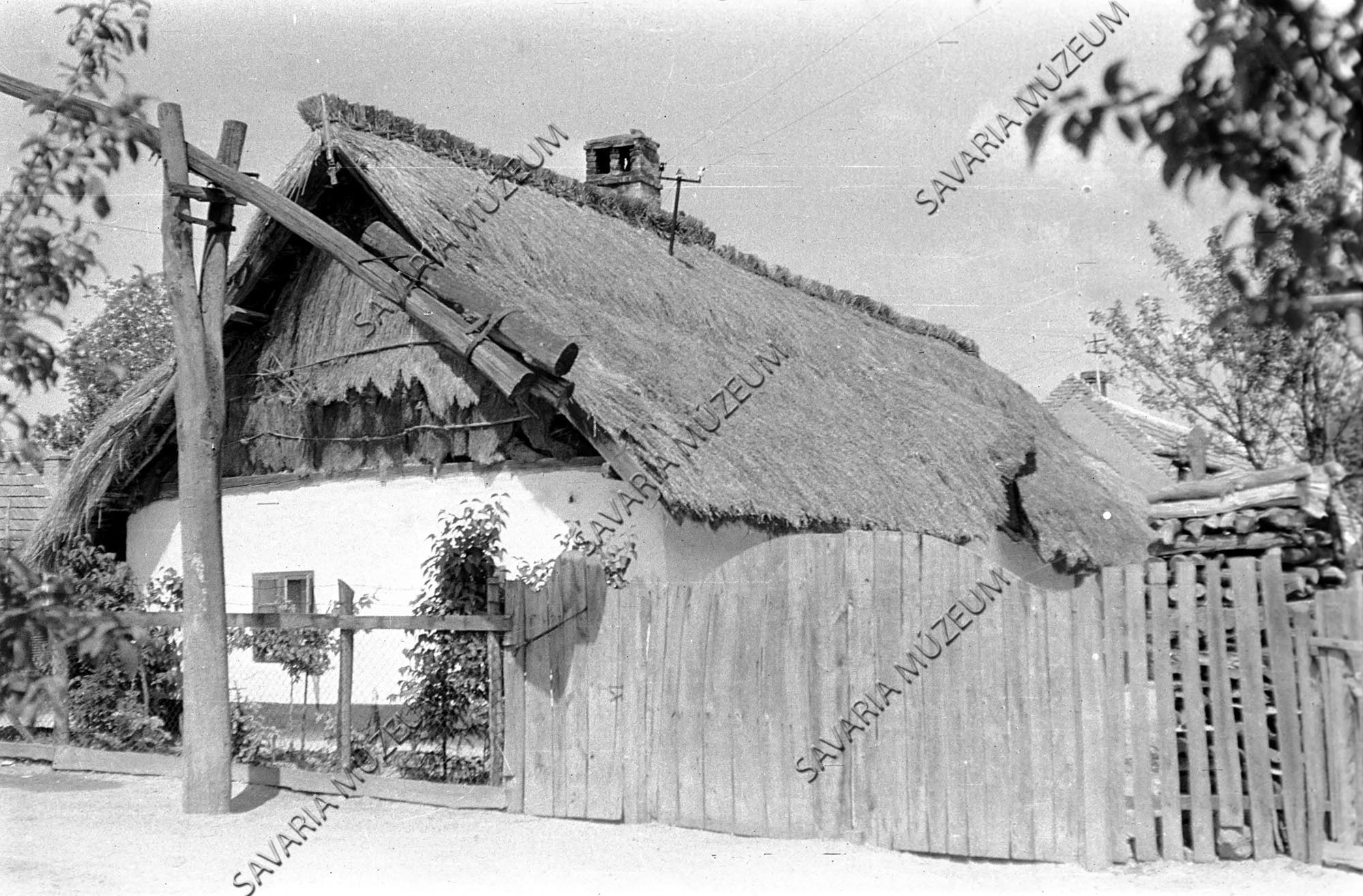 Ház és gémeskút (Savaria Megyei Hatókörű Városi Múzeum, Szombathely CC BY-NC-SA)