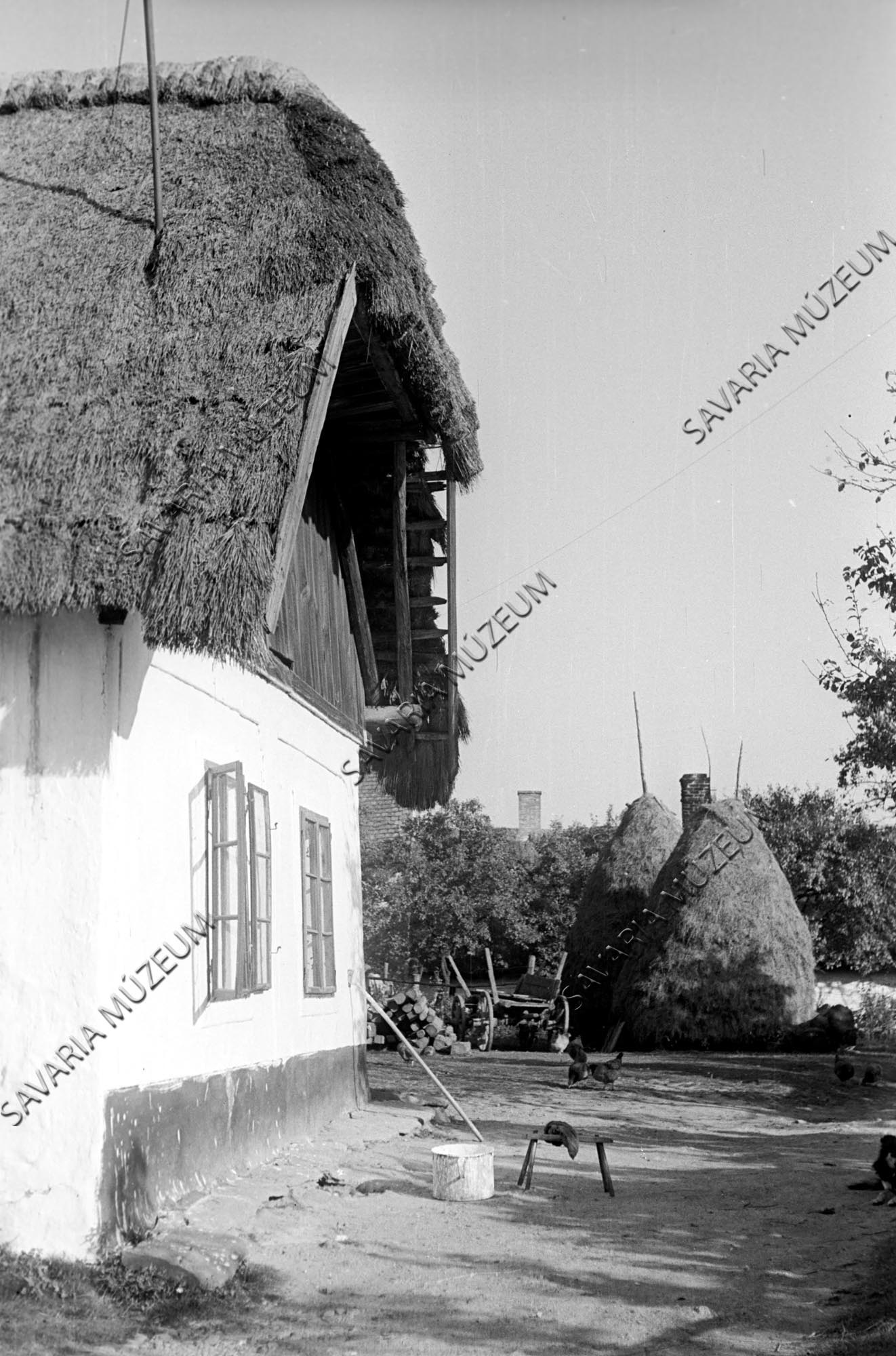 Házhomlokzat, szekér és kazlak (Savaria Megyei Hatókörű Városi Múzeum, Szombathely CC BY-NC-SA)
