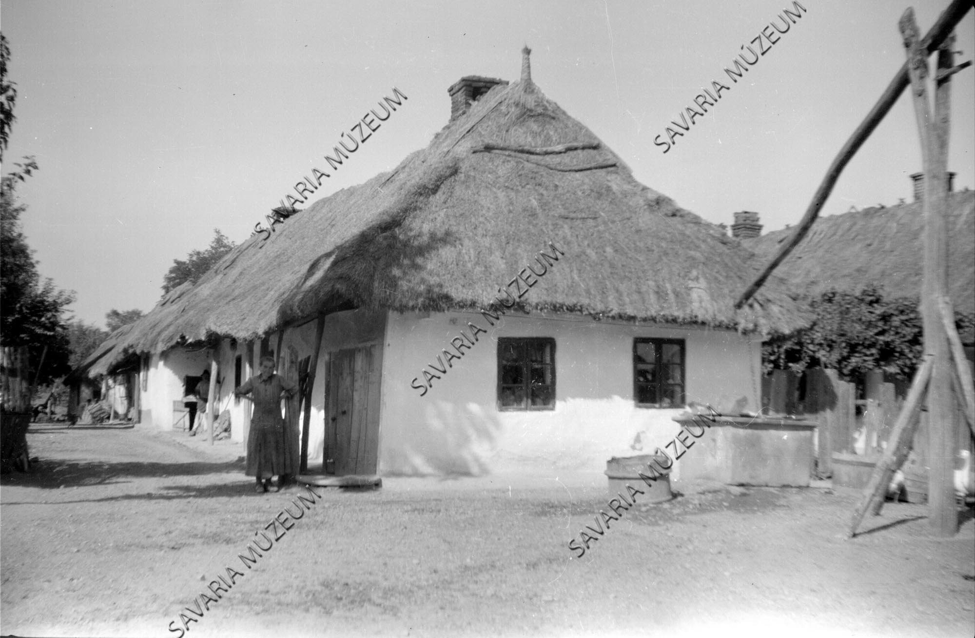Zsuppos ház gémeskúttal (Savaria Megyei Hatókörű Városi Múzeum, Szombathely CC BY-NC-SA)