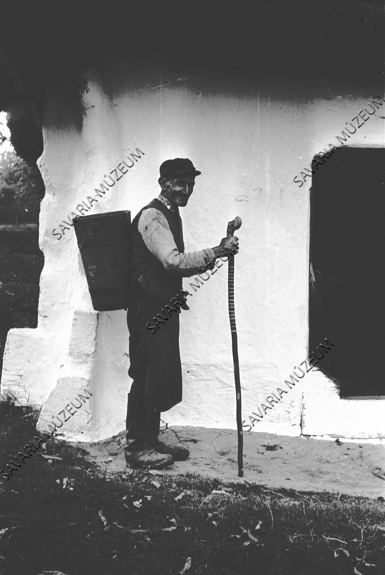 Férfi szüretelő- puttonnyal és puttonyjelző bottal (Savaria Megyei Hatókörű Városi Múzeum, Szombathely CC BY-NC-SA)