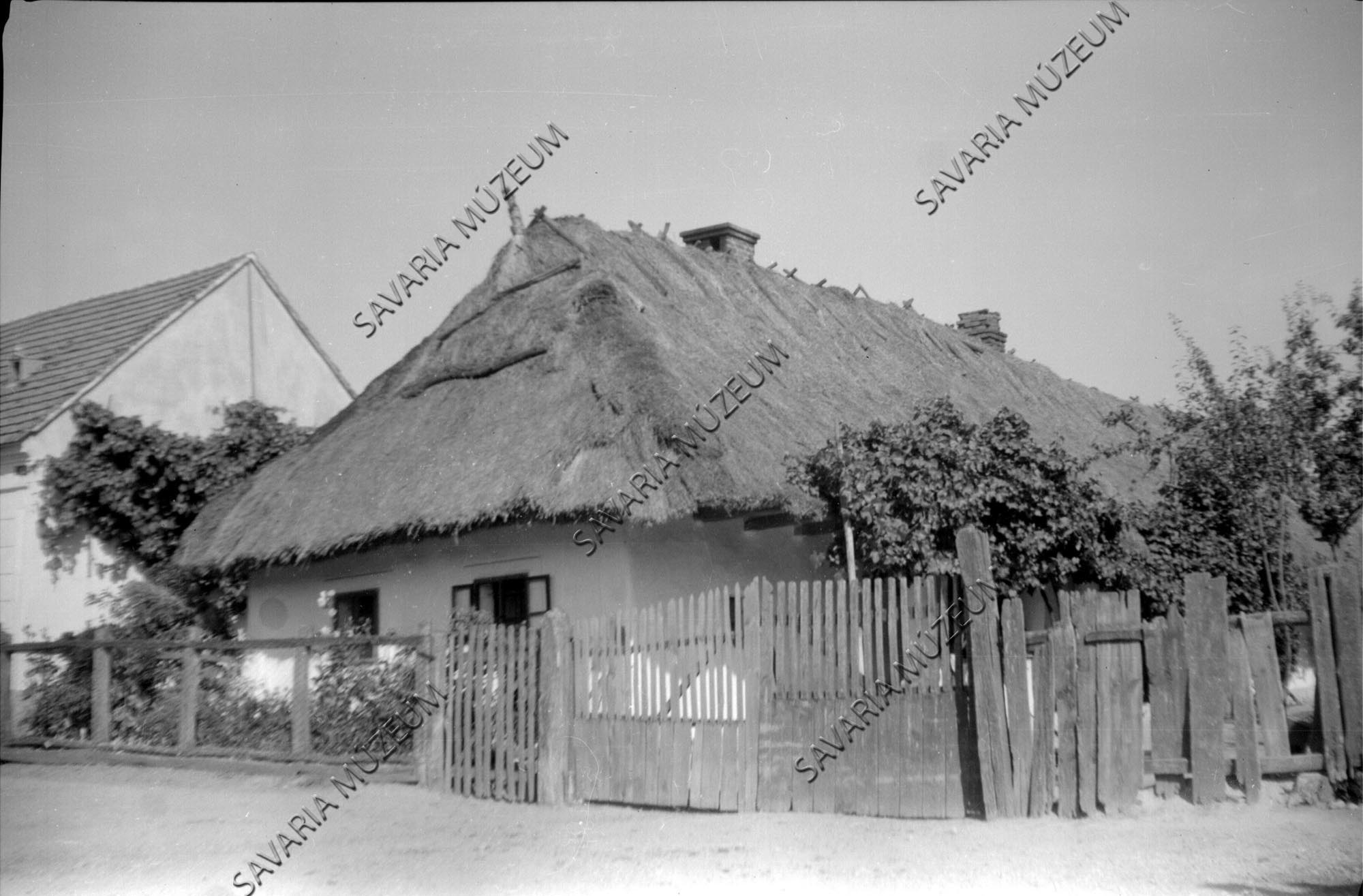 Zsuppos ház lugassal (Savaria Megyei Hatókörű Városi Múzeum, Szombathely CC BY-NC-SA)
