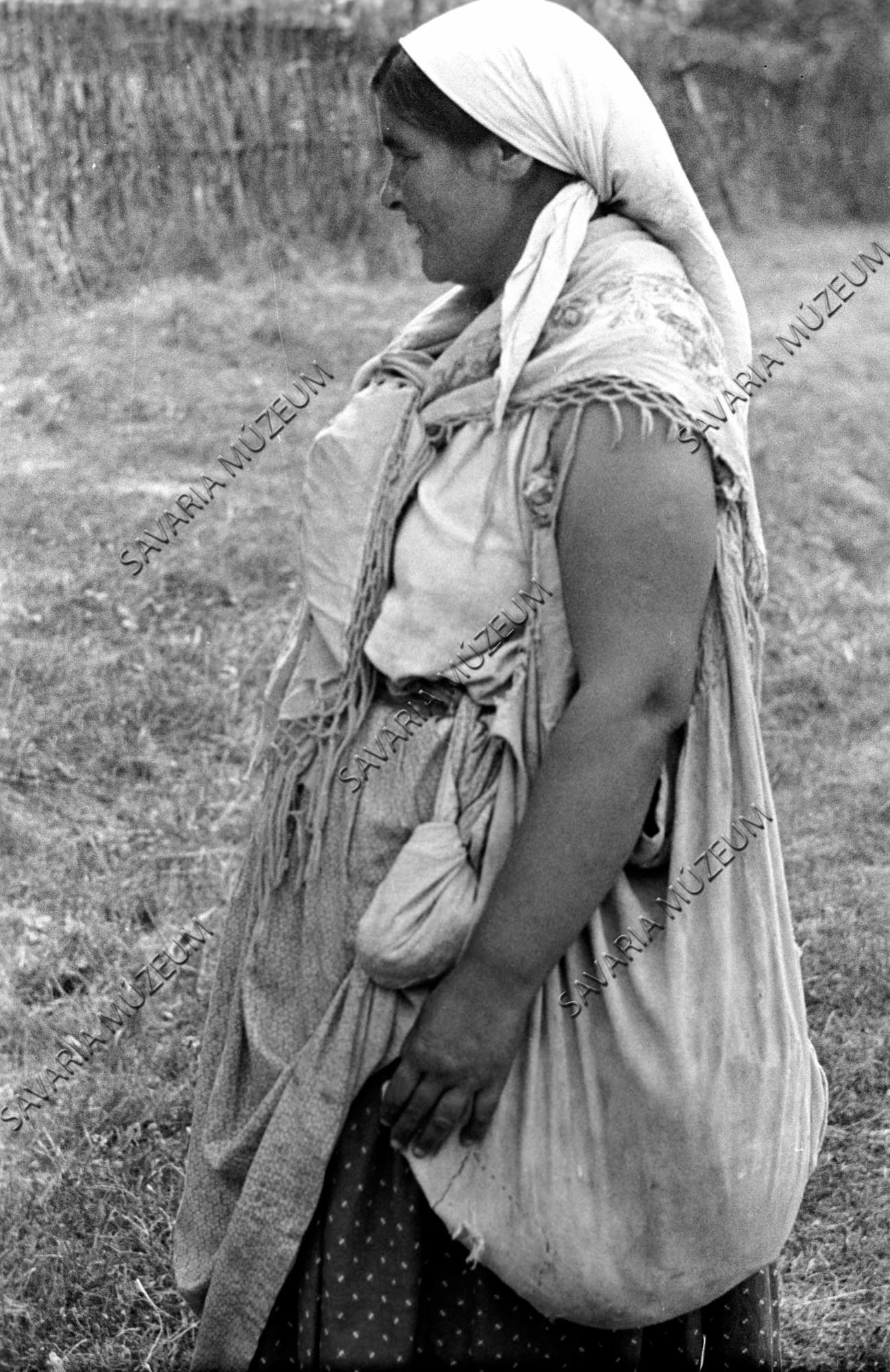 Gyűjtögető cigányasszony (Savaria Megyei Hatókörű Városi Múzeum, Szombathely CC BY-NC-SA)
