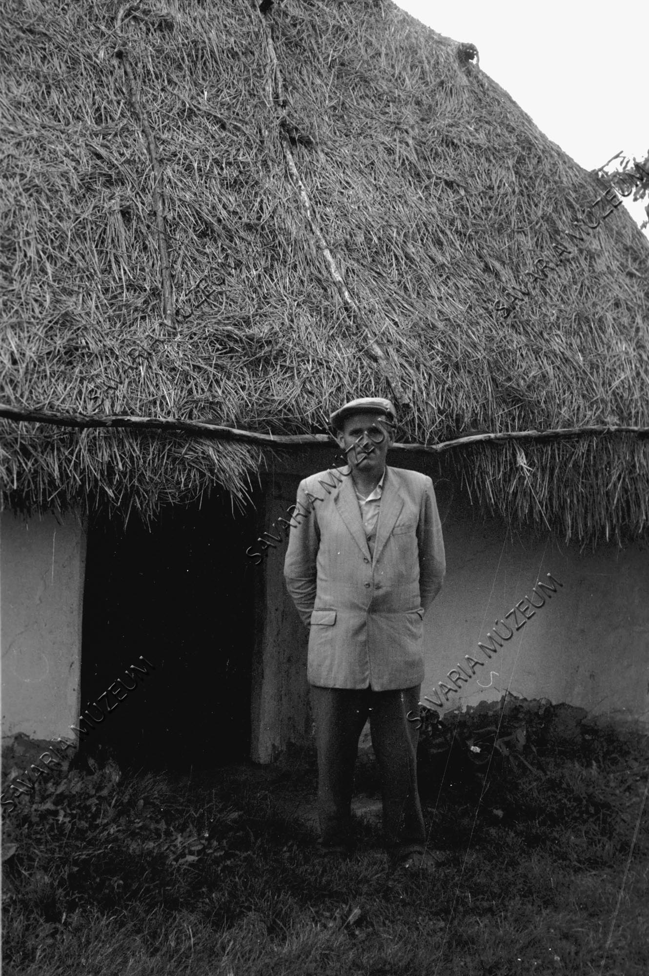 Tulajdonos a pince előtt (Savaria Megyei Hatókörű Városi Múzeum, Szombathely CC BY-NC-SA)