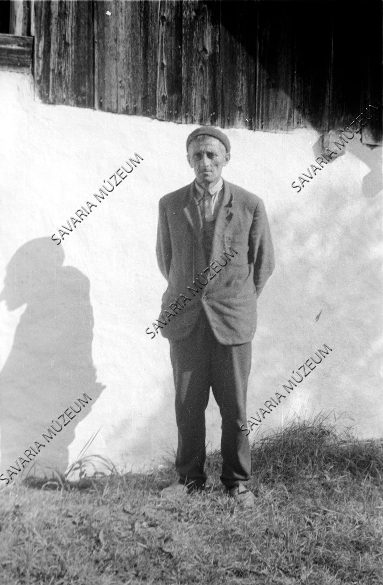 Gaál György a pince előtt (Savaria Megyei Hatókörű Városi Múzeum, Szombathely CC BY-NC-SA)