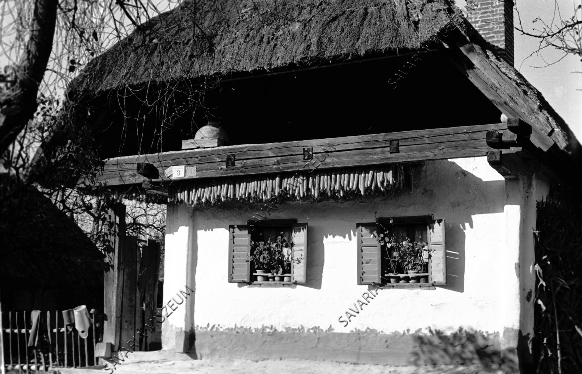 Kerített ház homlokzata (Savaria Megyei Hatókörű Városi Múzeum, Szombathely CC BY-NC-SA)