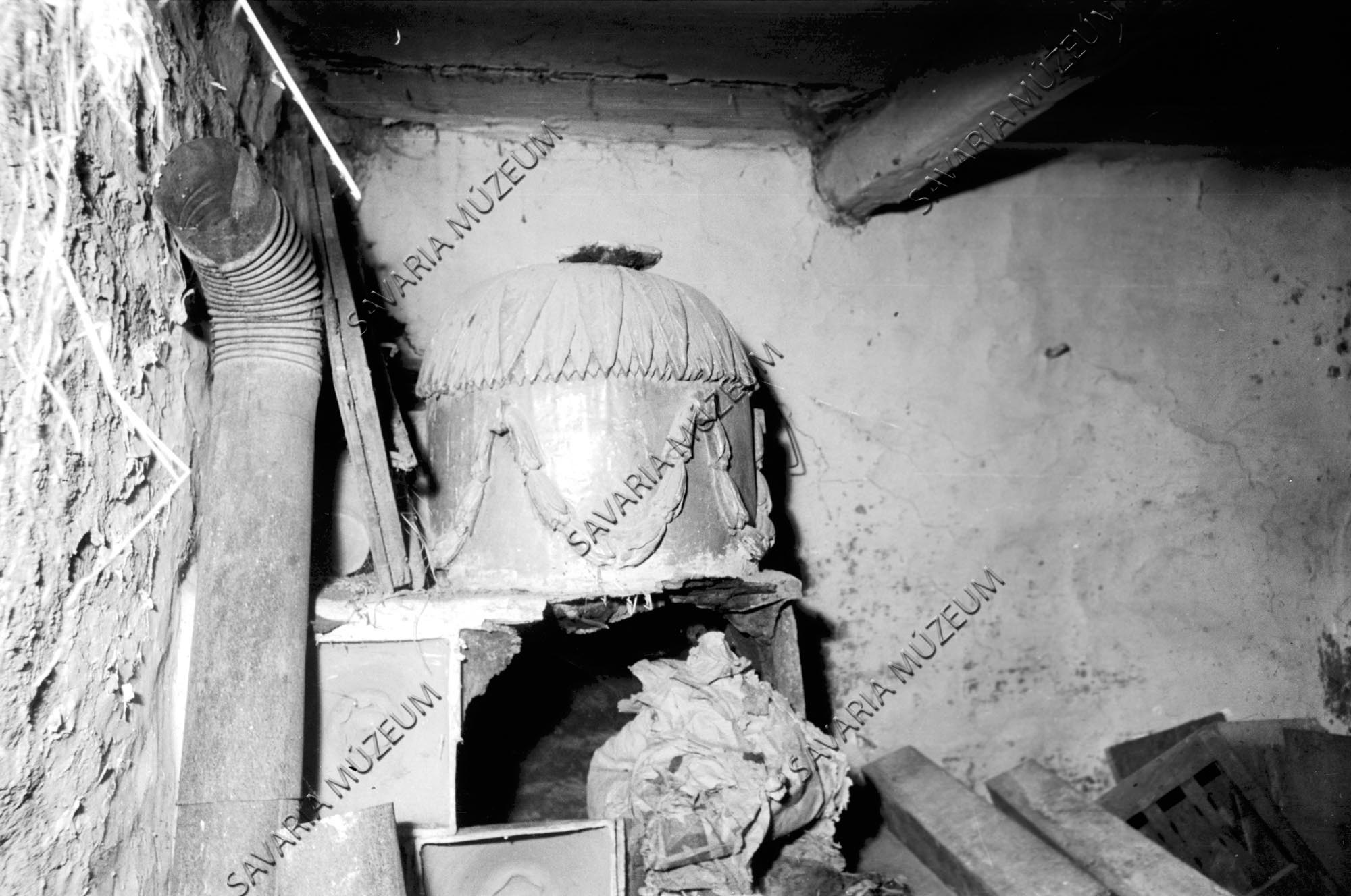 Szemeskályha a pincei szobában (Savaria Megyei Hatókörű Városi Múzeum, Szombathely CC BY-NC-SA)