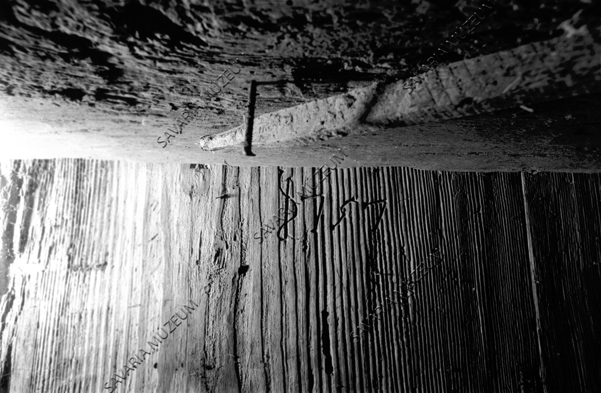 Évszám a pince gerendáján (Savaria Megyei Hatókörű Városi Múzeum, Szombathely CC BY-NC-SA)