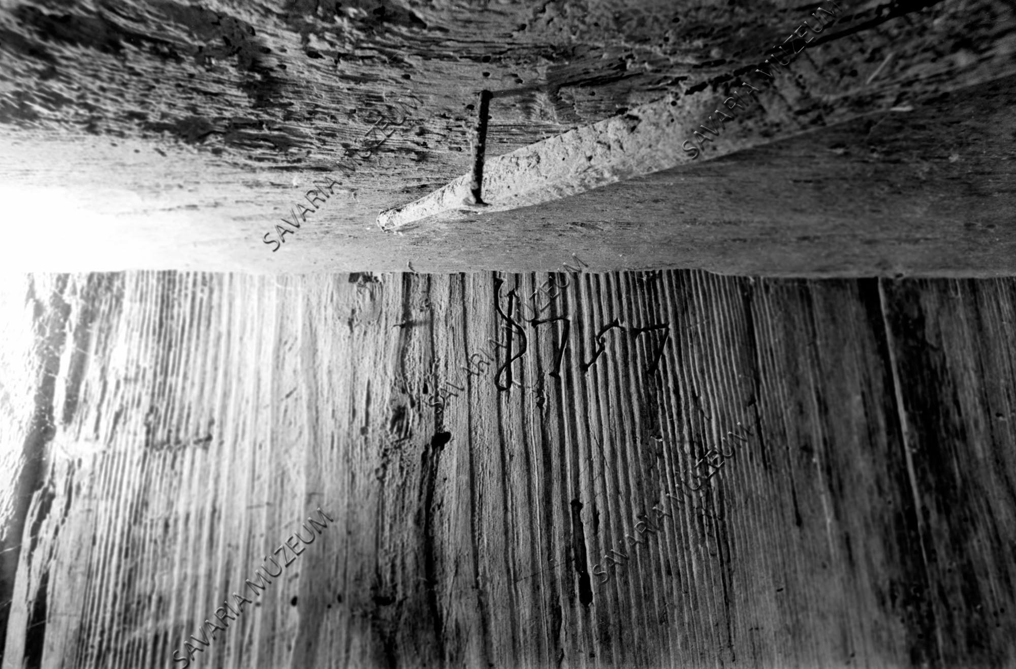 Évszám a pince gerendáján (Savaria Megyei Hatókörű Városi Múzeum, Szombathely CC BY-NC-SA)