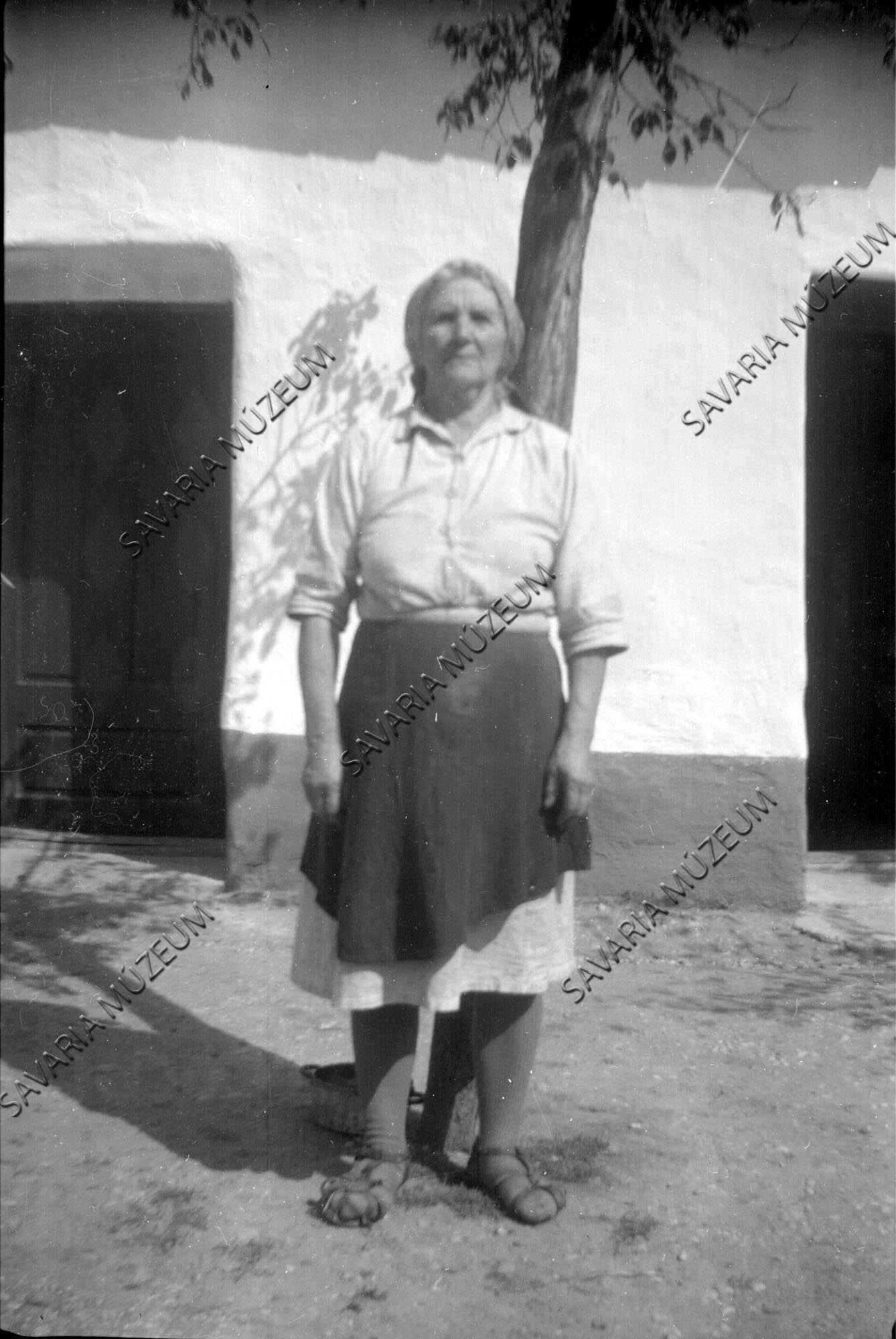 Idősebb falusi asszony (Savaria Megyei Hatókörű Városi Múzeum, Szombathely CC BY-NC-SA)