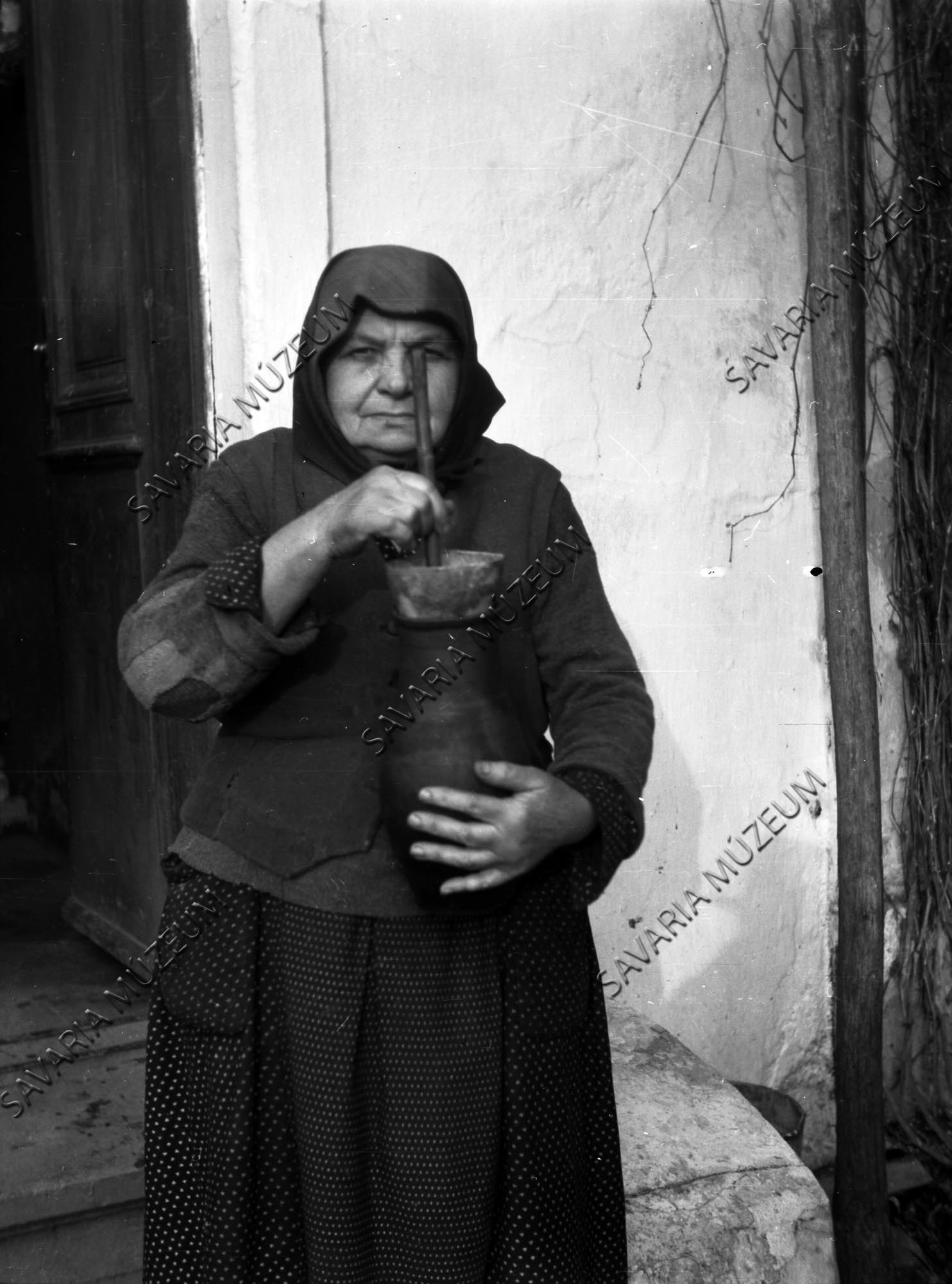 Asszony vajköpülővel (Savaria Megyei Hatókörű Városi Múzeum, Szombathely CC BY-NC-SA)