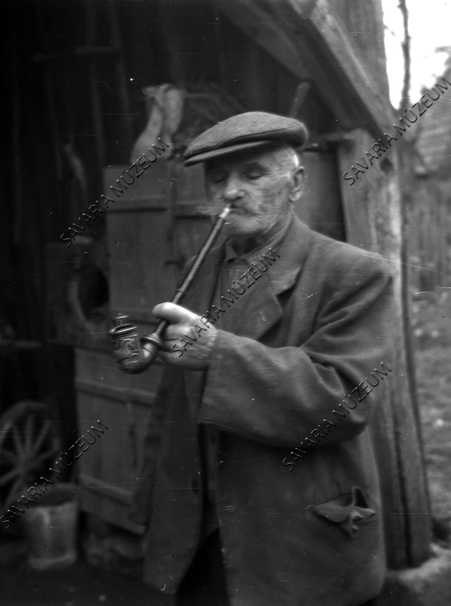 Öreg férfi pipával (Savaria Megyei Hatókörű Városi Múzeum, Szombathely CC BY-NC-SA)