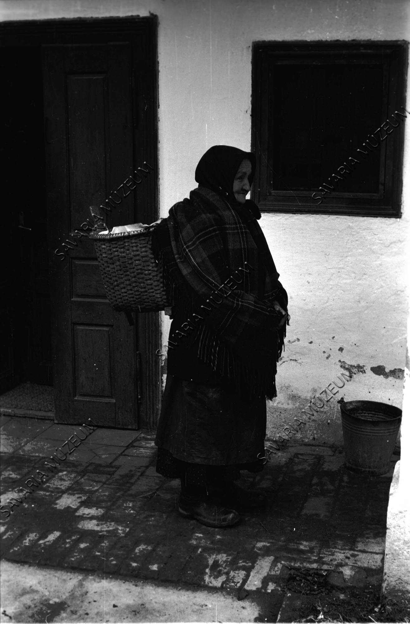 Asszony hátaskosárral (Savaria Megyei Hatókörű Városi Múzeum, Szombathely CC BY-NC-SA)