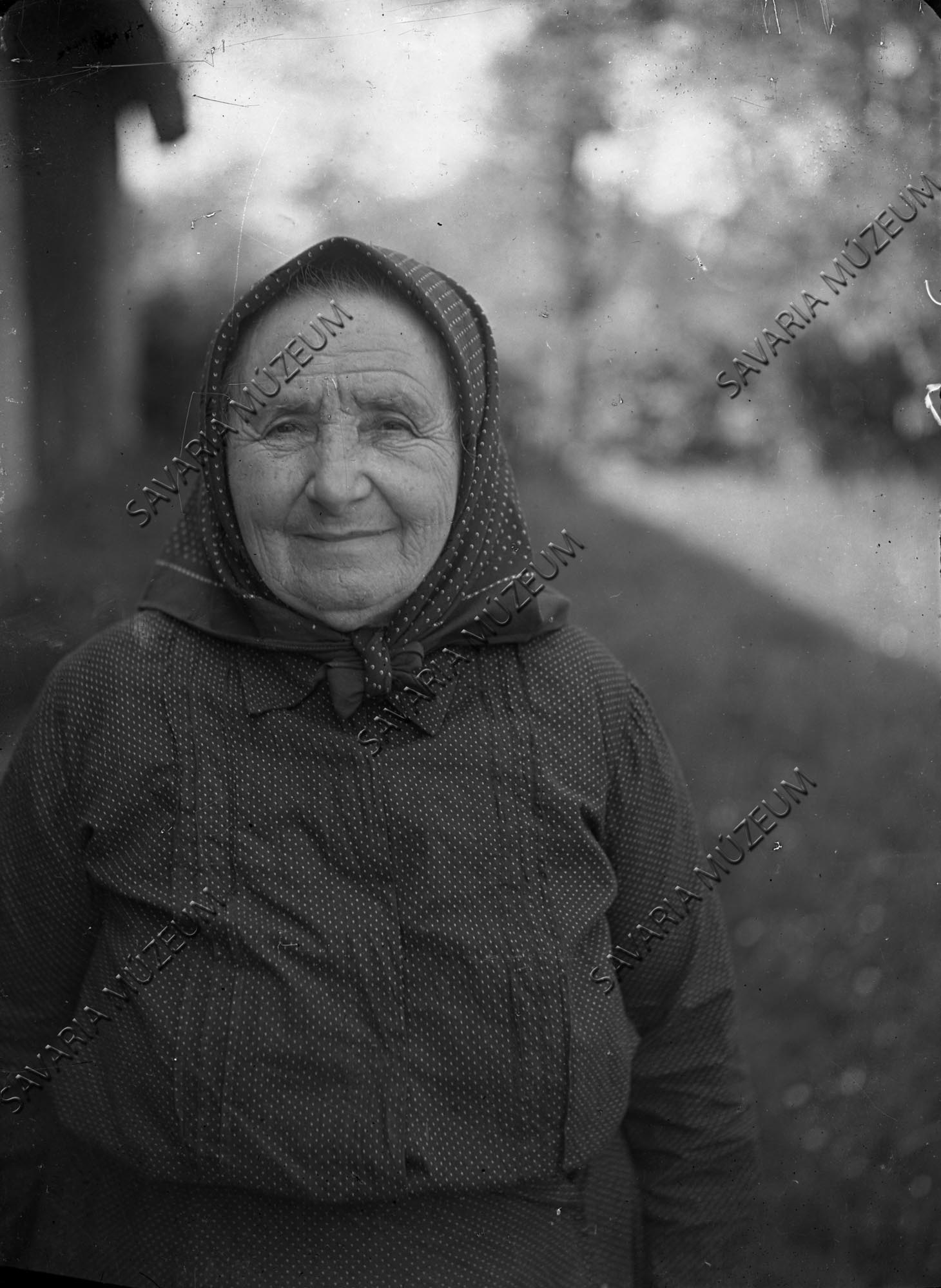 Idősebb asszony köznapi viseletben (Savaria Megyei Hatókörű Városi Múzeum, Szombathely CC BY-NC-SA)