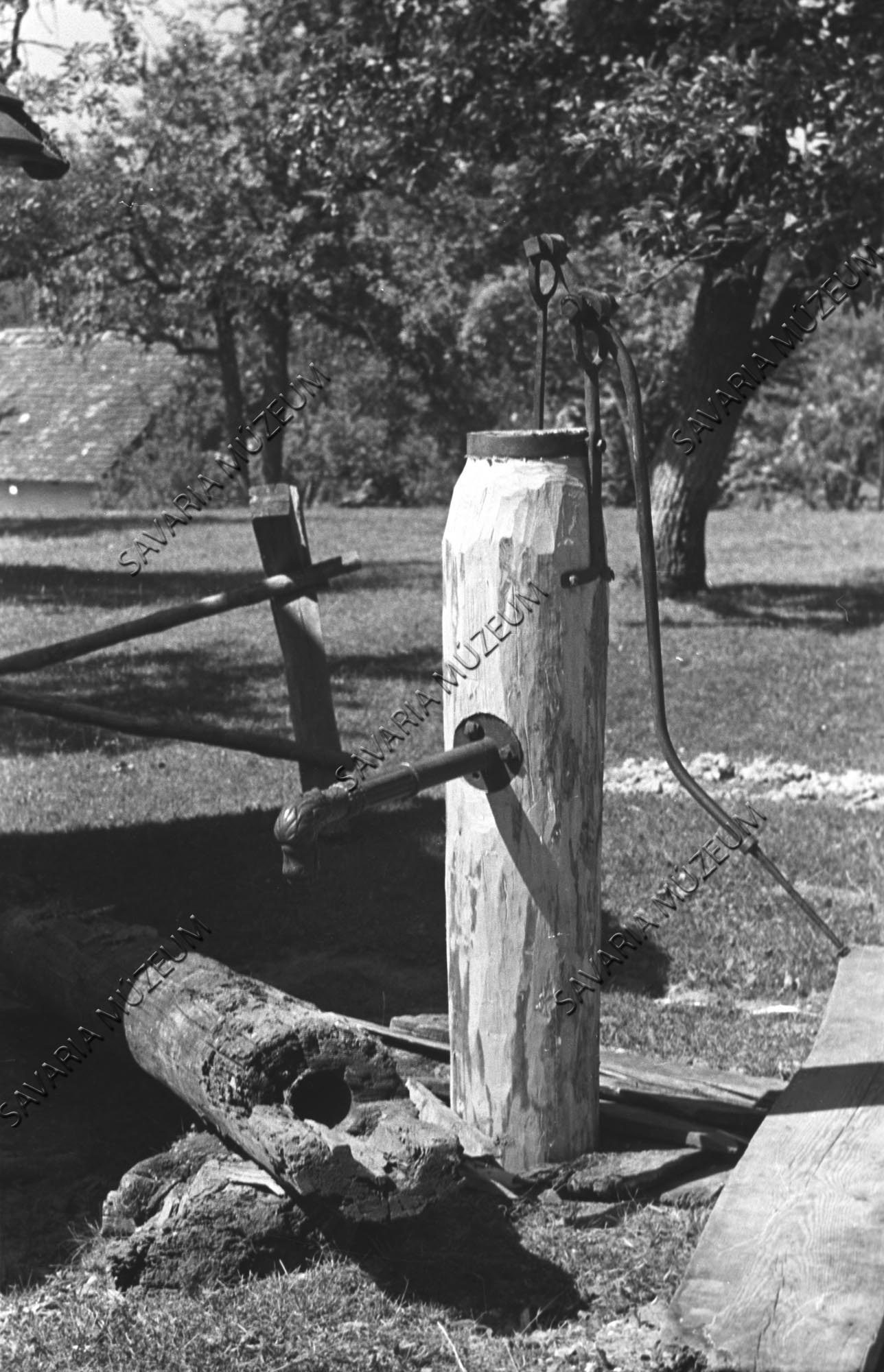 Szivattyús kút fatörzsből (Savaria Megyei Hatókörű Városi Múzeum, Szombathely CC BY-NC-SA)