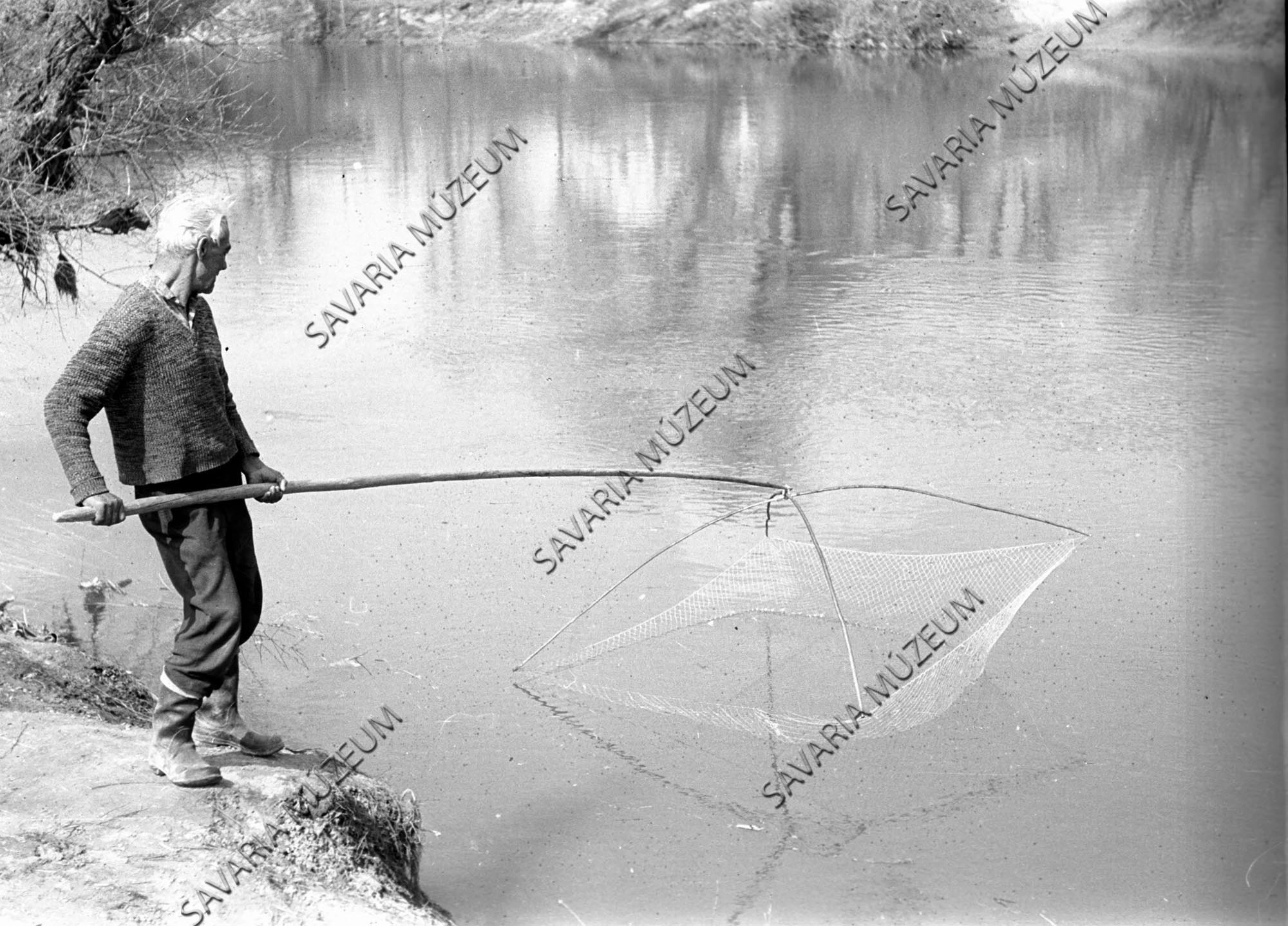 Halászat emelőhálóval (Savaria Megyei Hatókörű Városi Múzeum, Szombathely CC BY-NC-SA)