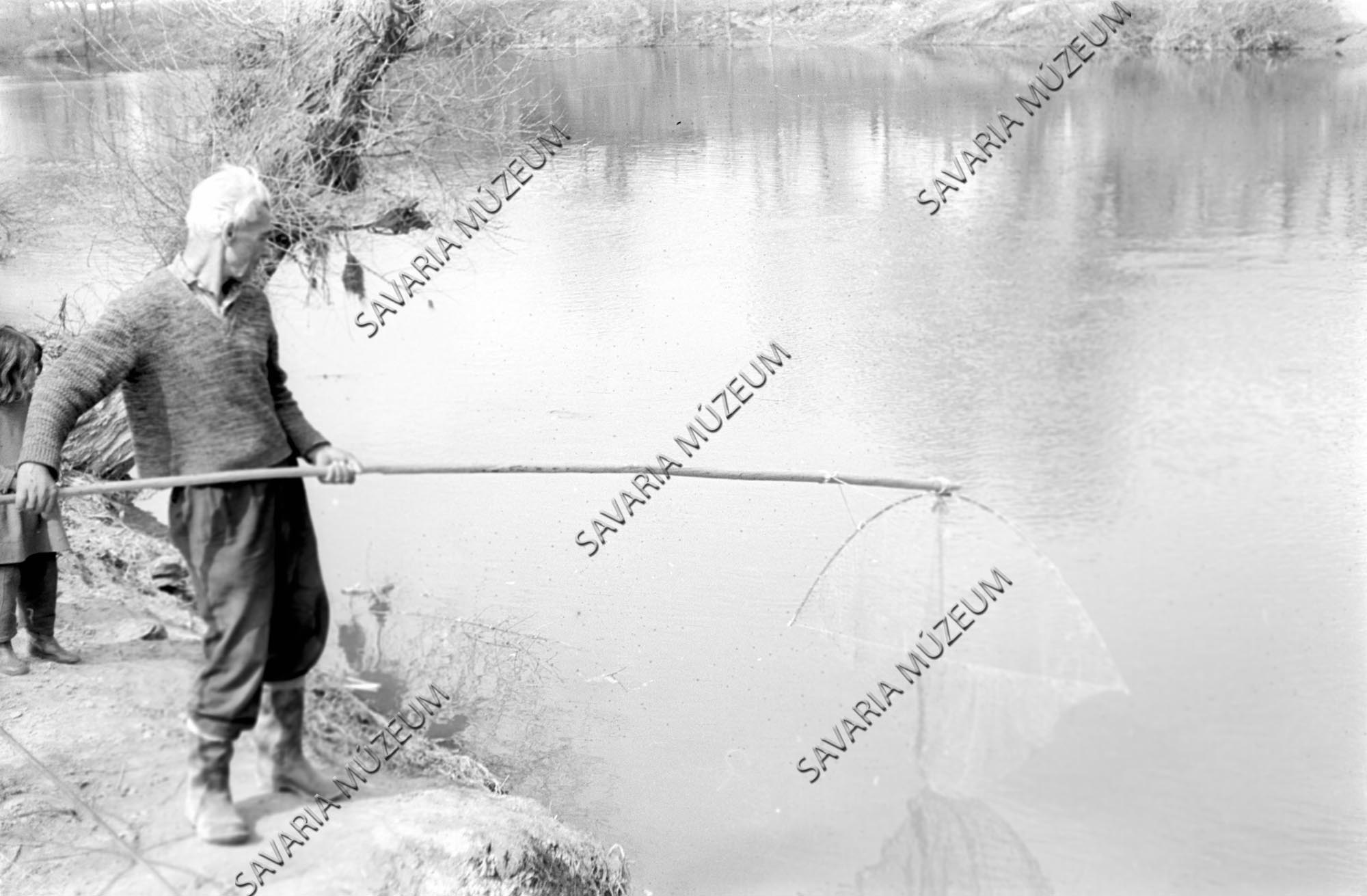 Halászat kuruglahálóval (Savaria Megyei Hatókörű Városi Múzeum, Szombathely CC BY-NC-SA)