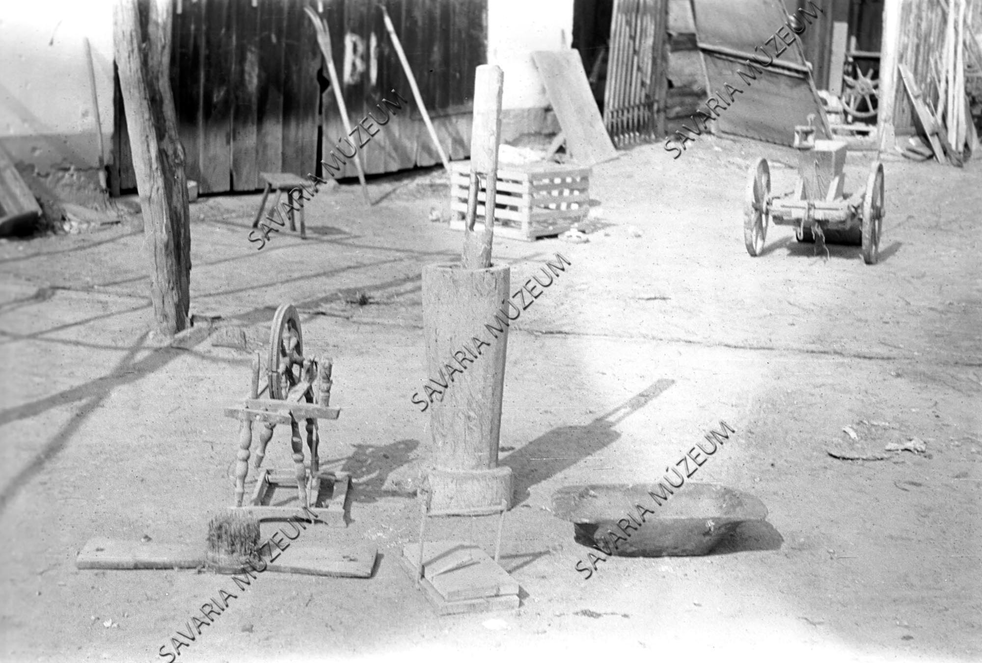 Mozsár, rokka, gereben, egérütő és borvályú (Savaria Megyei Hatókörű Városi Múzeum, Szombathely CC BY-NC-SA)