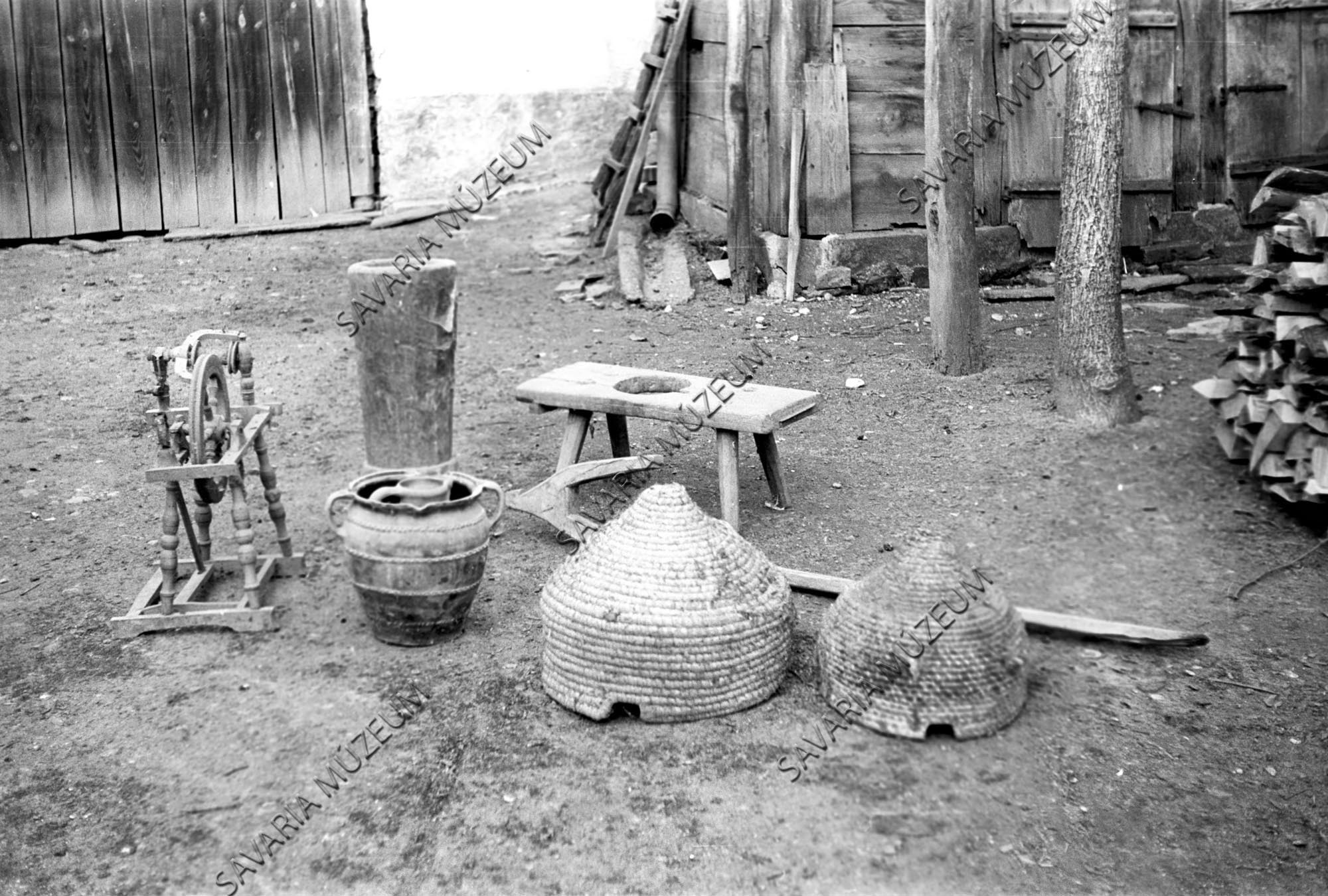 Rokka, mozsár, fazék, állóka, tézsola és méhkasok (Savaria Megyei Hatókörű Városi Múzeum, Szombathely CC BY-NC-SA)